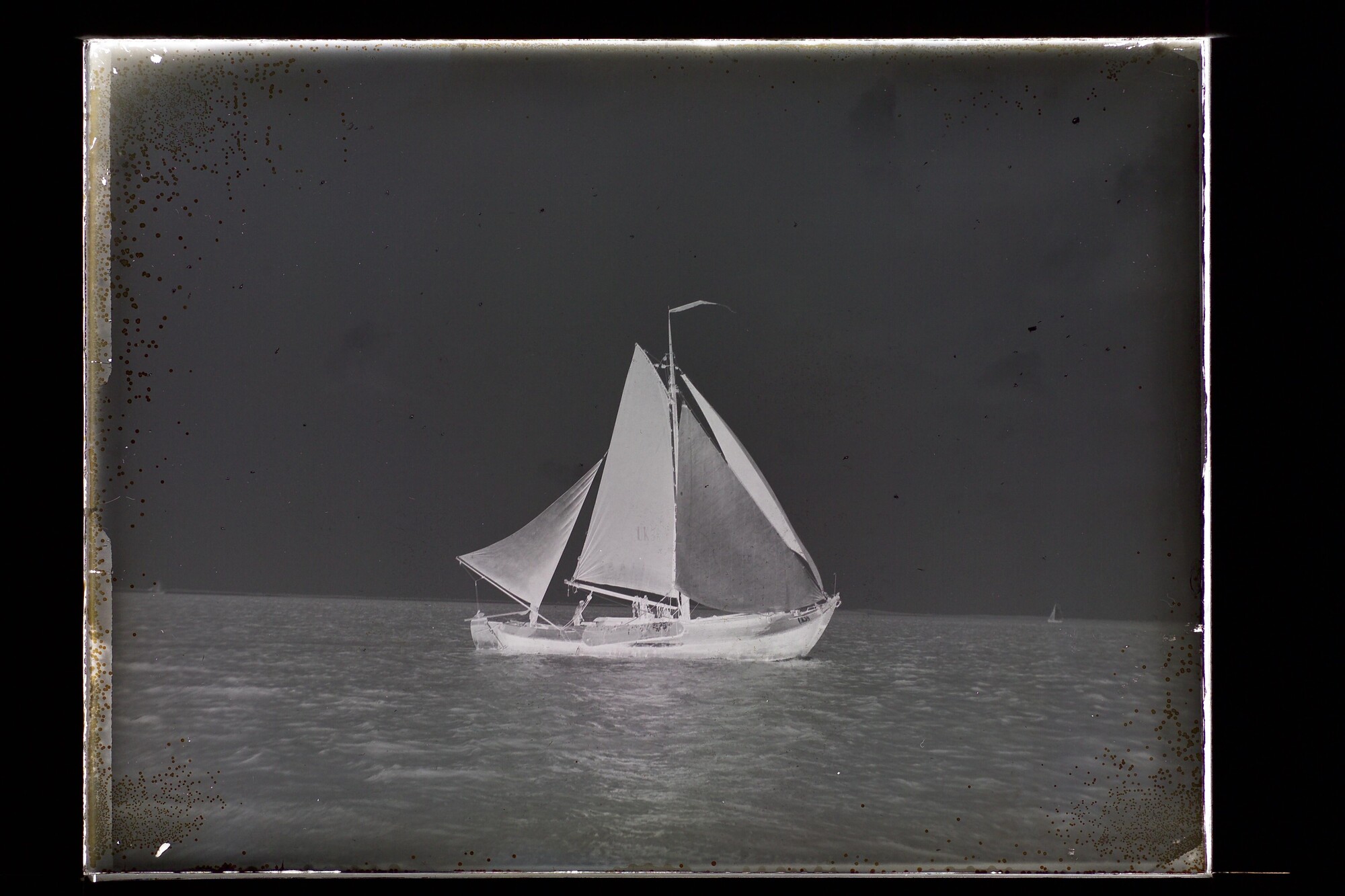 S.3319(244)a; De Urker Noordzeebotter 'UK 38' voor de wind zeilende; negatief