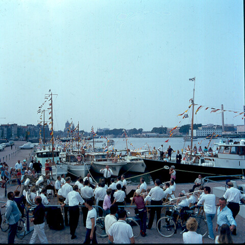 S.9100(4232); Amsterdam police band saluts golden armada. Dia van de Amsterdamse [...]; diapositief