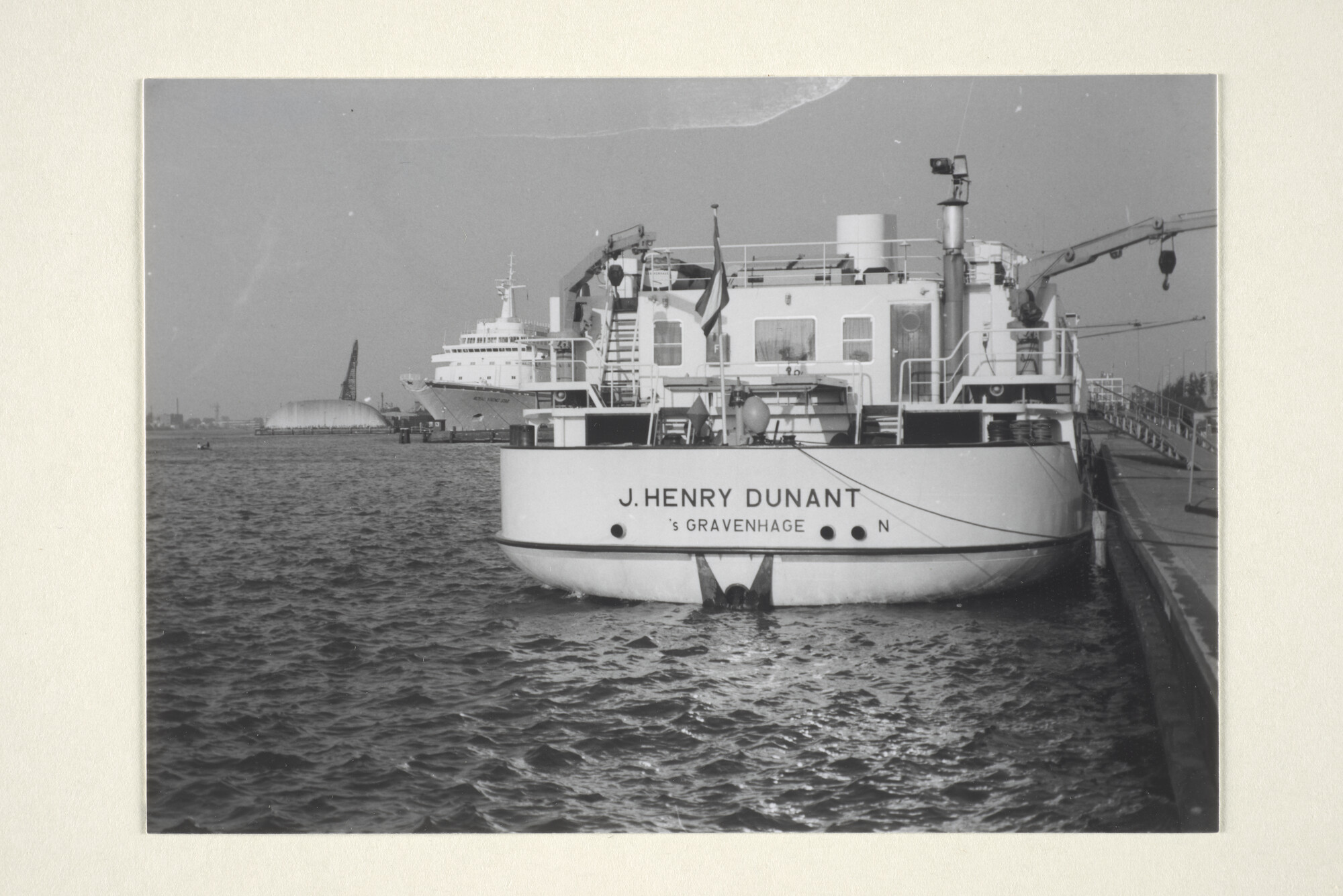 1997.1861; Het vakantieschip ms. J. Henry Dunant; foto