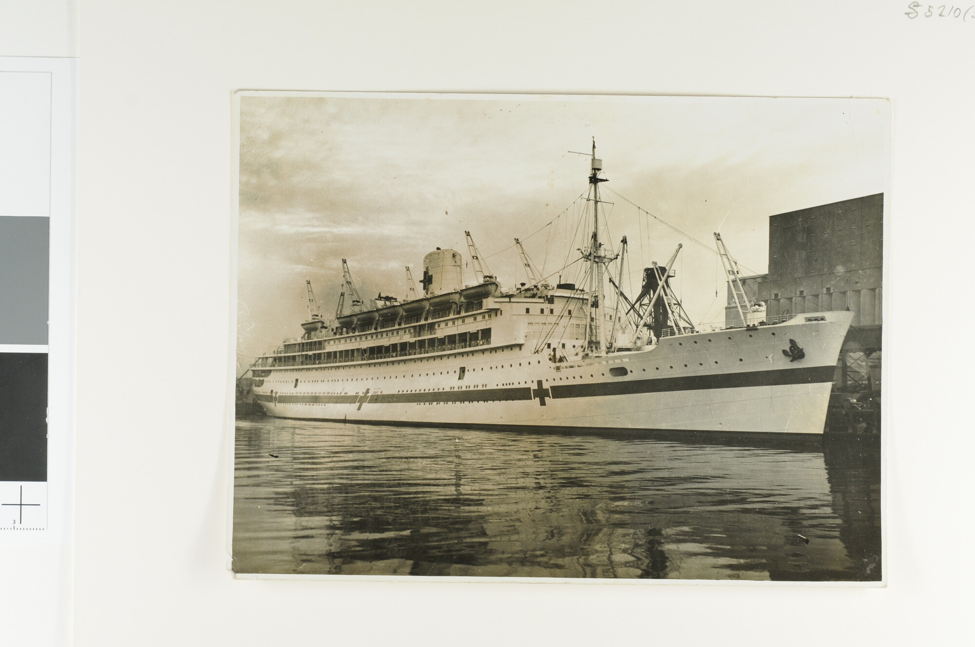 S.5210(03); Het hospitaalschip ms. Oranje ligt gemeerd aan een kade in Sydney, 1941; foto