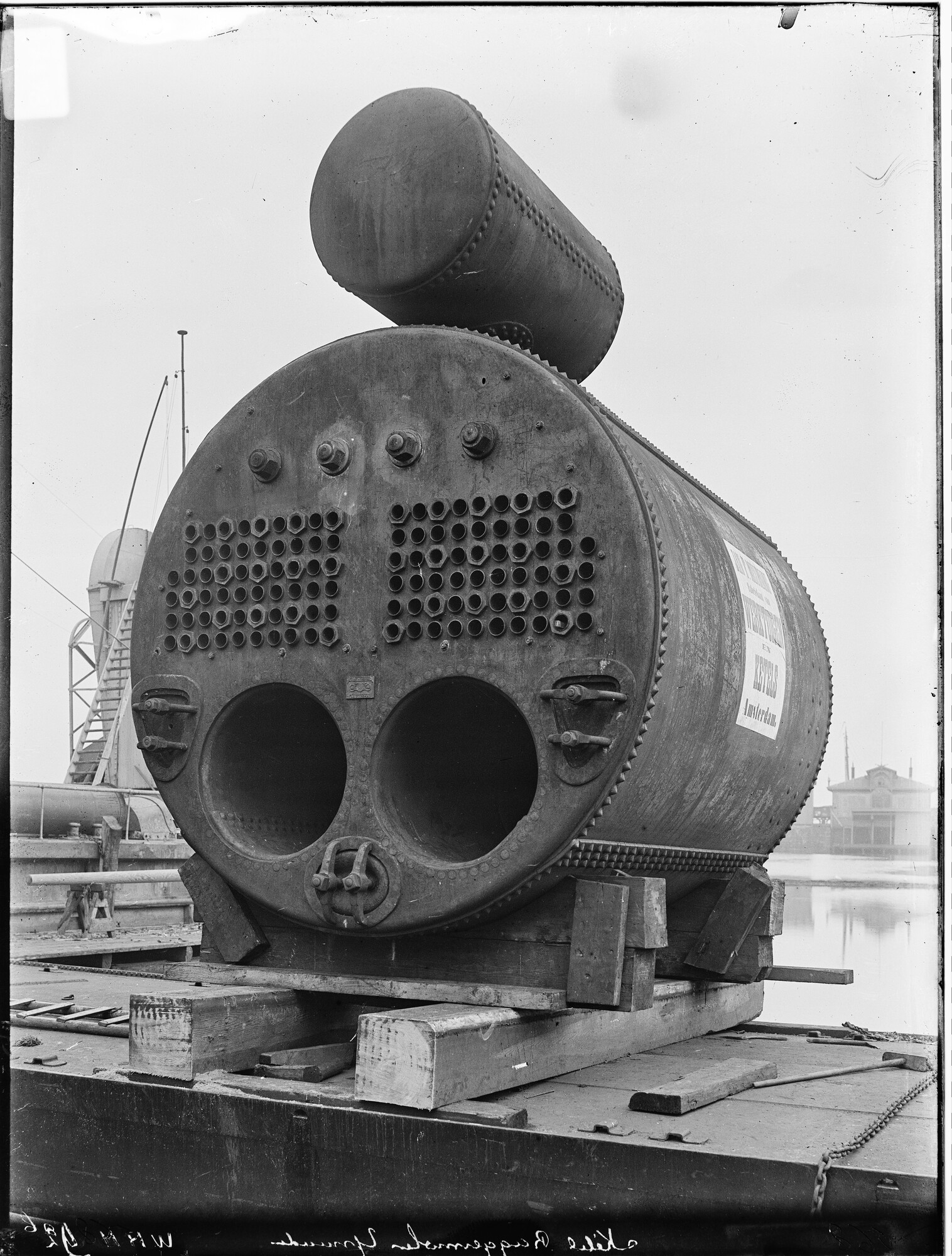 S.1156(06)264-3; Glasnegatief van de stoomketel voor de baggermolen IJmuiden; negatief