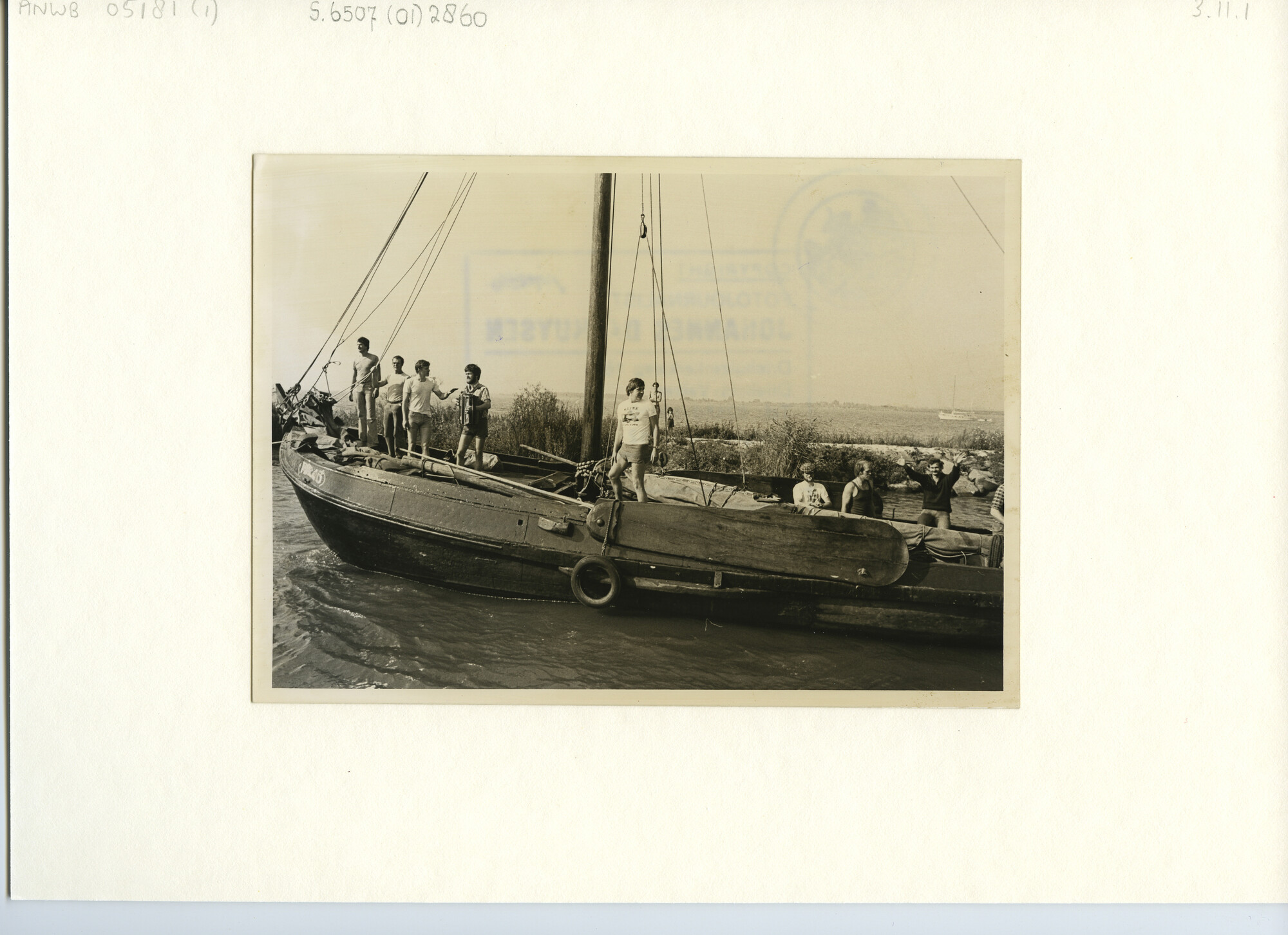 S.6507(01)2860; Een open houten botter tijdens een wedstrijd bij Enkhuizen; foto
