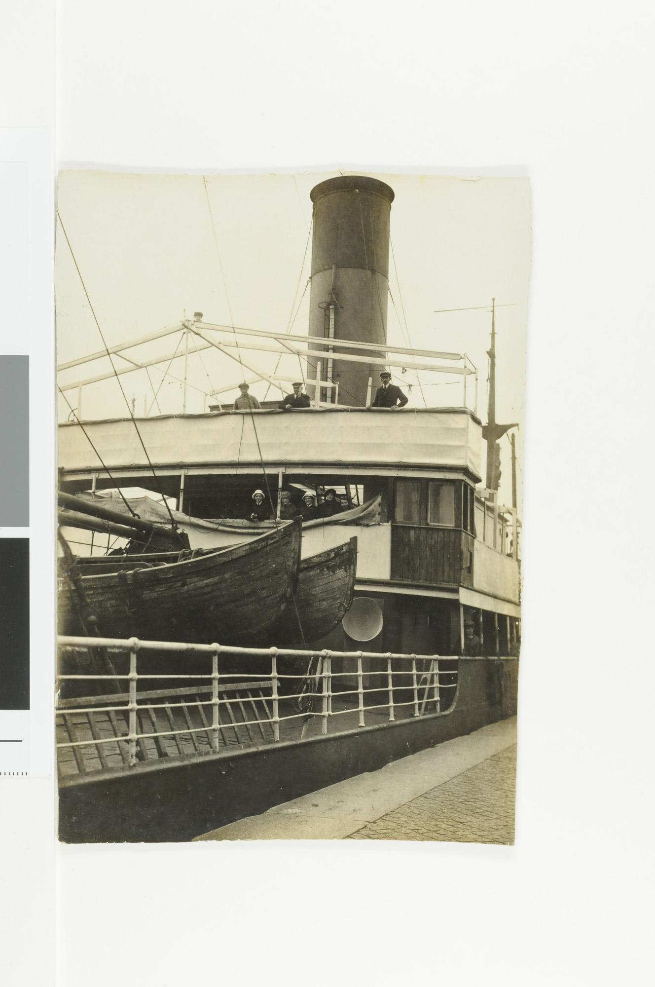 S.7022(11)3; Portretfoto van P.J.H.H. Kalishoek (1868-1943) op de brug van het ss. 'Lingestroom' van de HSM; foto