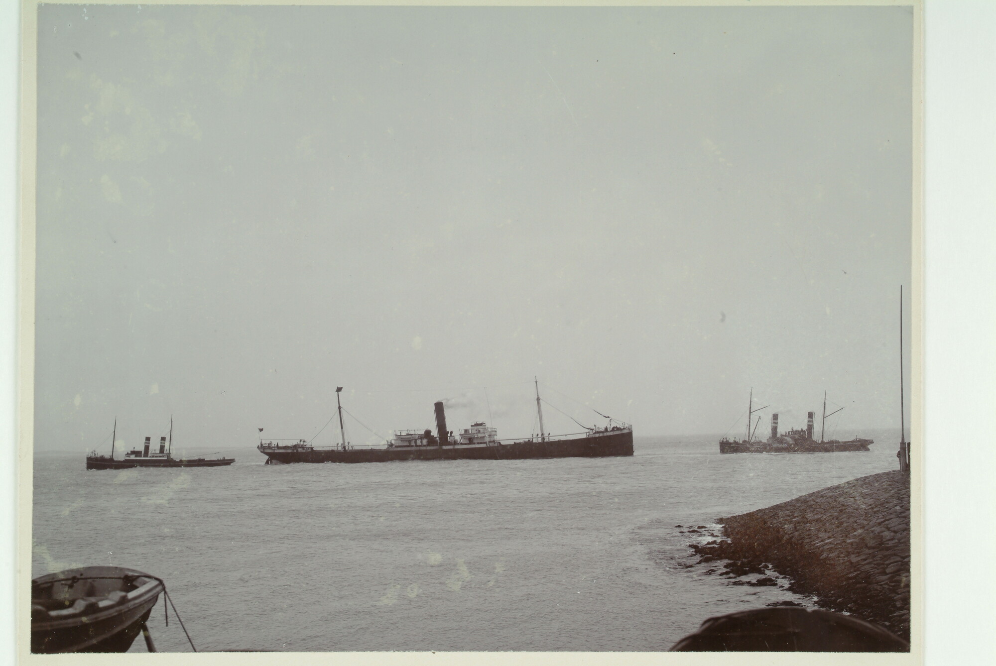 S.5591(15); De sleepboot 'Herculus' bij het lostrekken van een schip voor Den Helder, 1901; foto