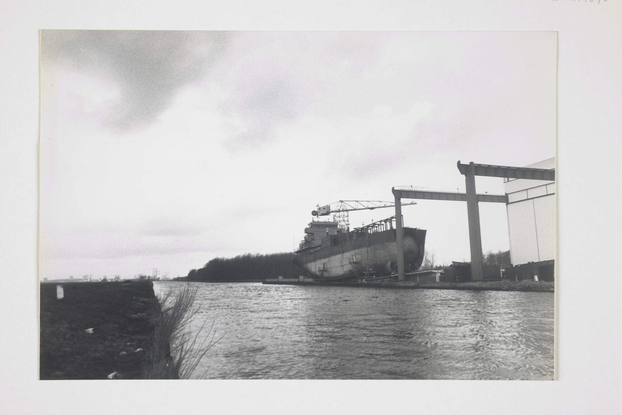 2000.1890; Een gastanker is in aanbouw op de dwarshelling van de scheepswerf van Gebroeders Van Diepen te Waterhuizen [...]; foto