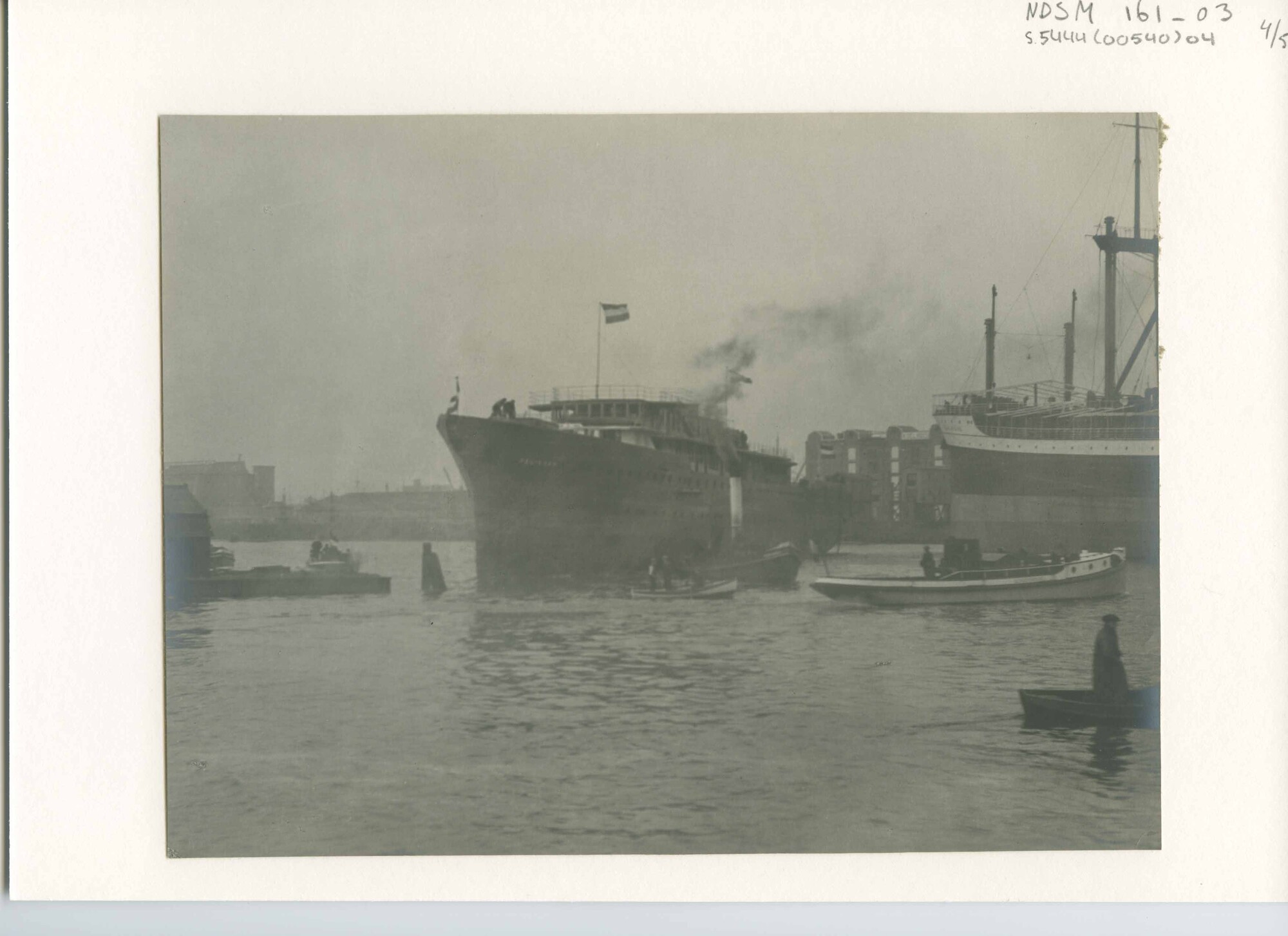 S.5444(00540)04; Foto van de tewaterlating van het onderzeeboot-moederschip Hr.Ms. Pelikaan; foto