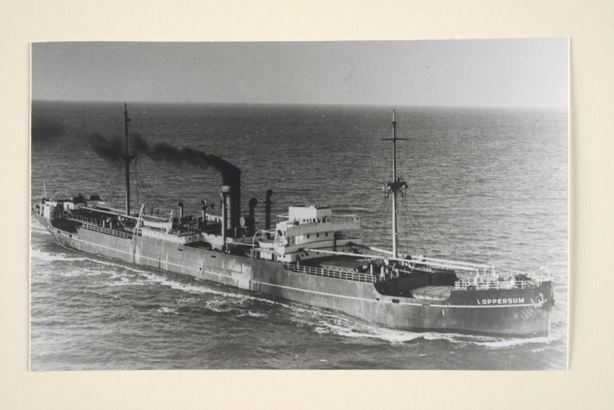 1995.7006; Een luchtfoto van het vrachtschip ss. Loppersum (ex- Harpelyse) van de NV; foto