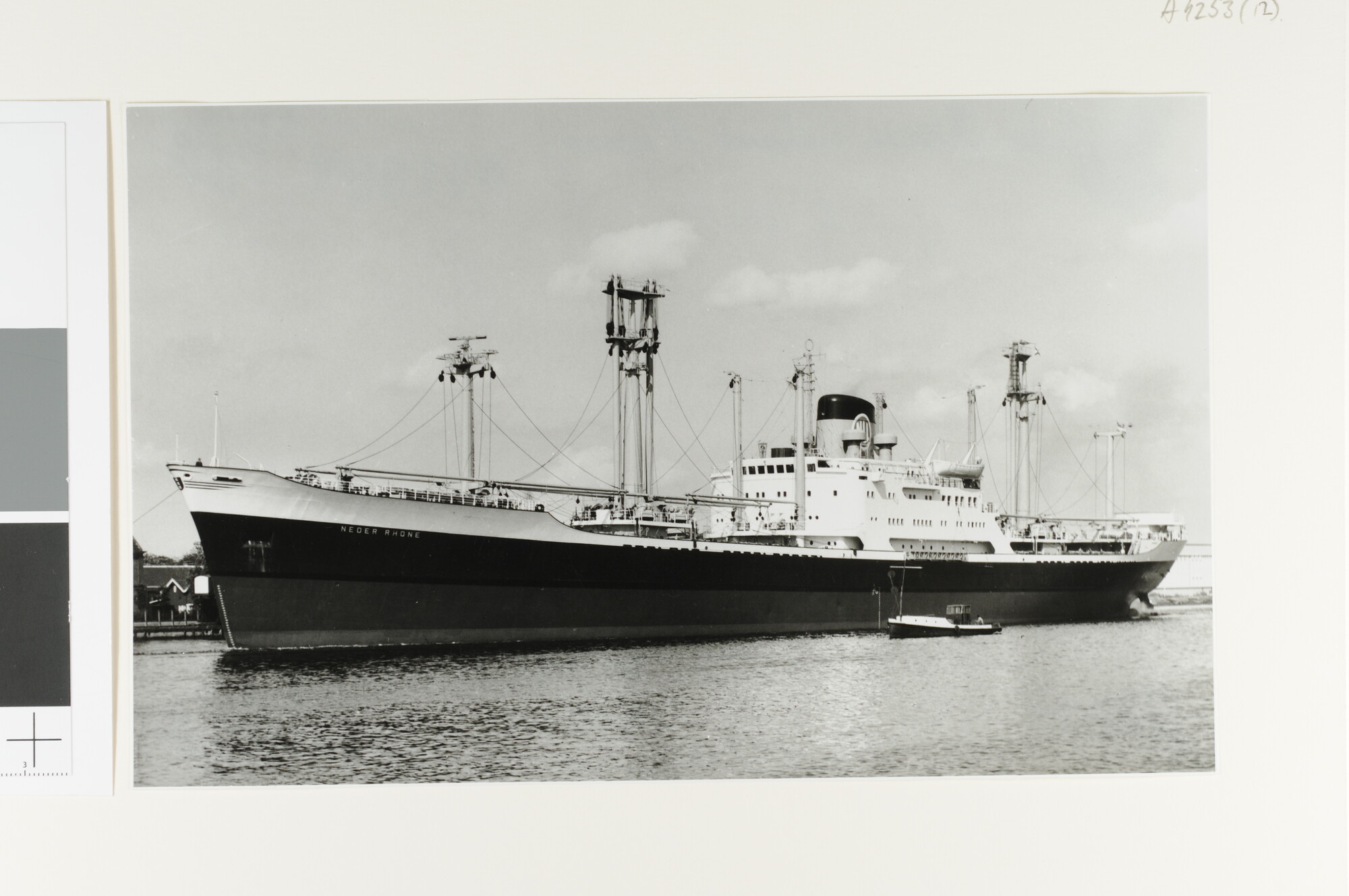 A.4253(12); Het vrachtschip ms. 'Neder Rhone' van de SMN (met NLL-embleem) verlaat de haven van Amsterdam; foto