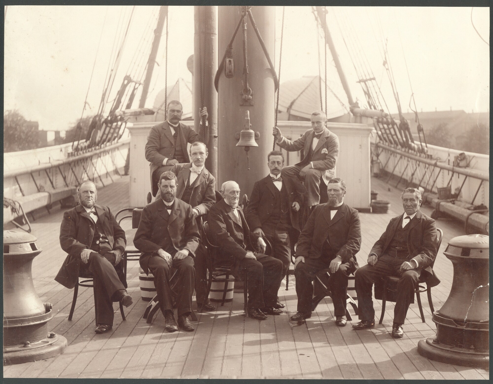 S.3976(03); Groepsportret van het technisch- en administratief personeel van de werf Huygens en Van Gelder [...]; foto