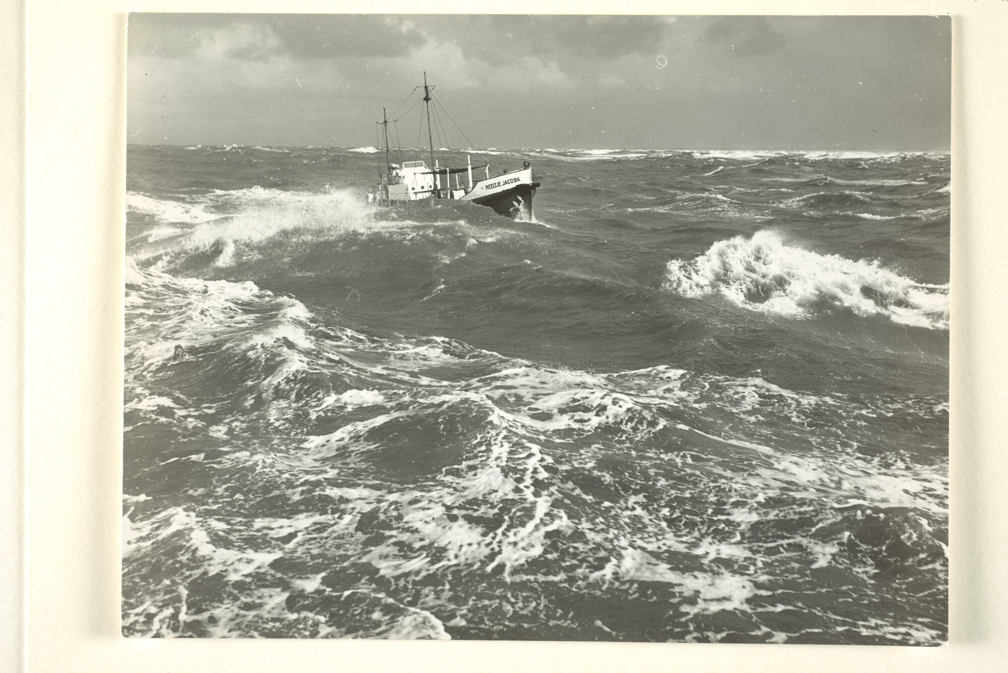 1997.1257; De motorreddingboot 'Neeltje Jacoba' van de KNZHRM op volle zee; foto