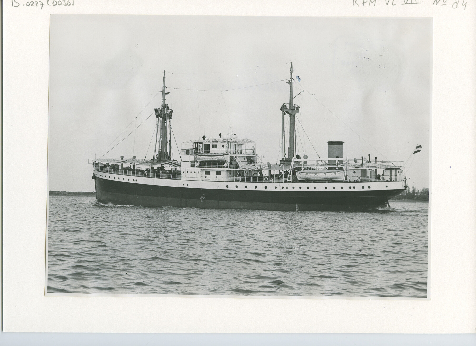 B.0227(0036); Foto van ms. Batoebahra varend op de Nieuwe Waterweg; foto