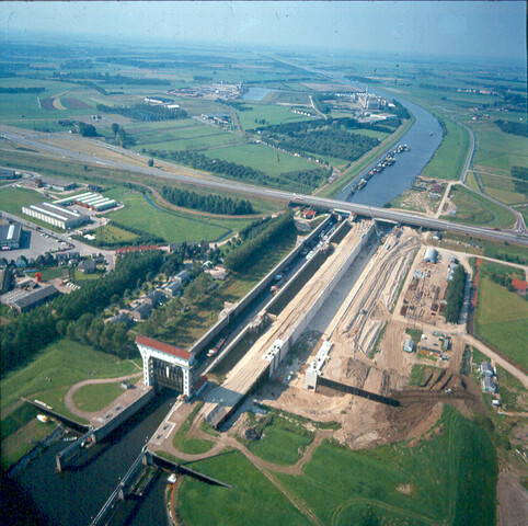 S.9100(7298); Dia (luchtfoto) uitbreiding Prins-Bernhardsluis bij Tiel; diapositief