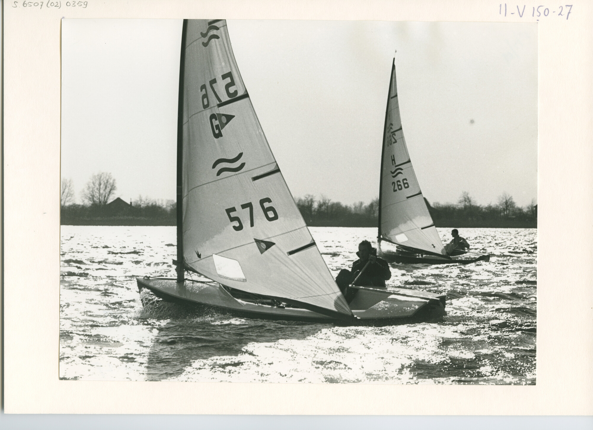 S.6507(02)0359.02; Zwart-wit foto van de Paas-ei een wedstrijd op de Loosdrechtse Plassen; foto