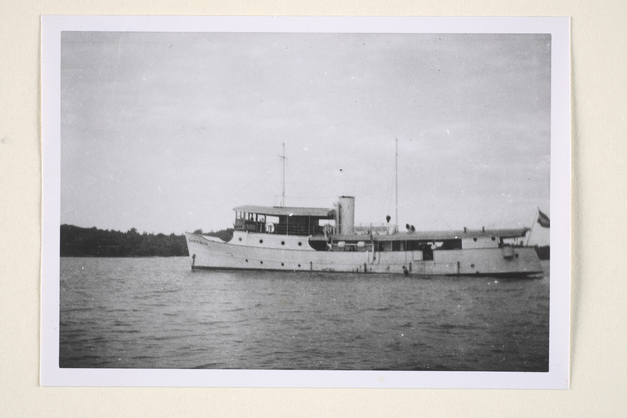 1995.1608; Het voormalig gewestelijk vaartuig 'Cheribon' ingericht als hulpmijnenveger (HMV 6) voor de Koninklijke Marine, december 1940; foto