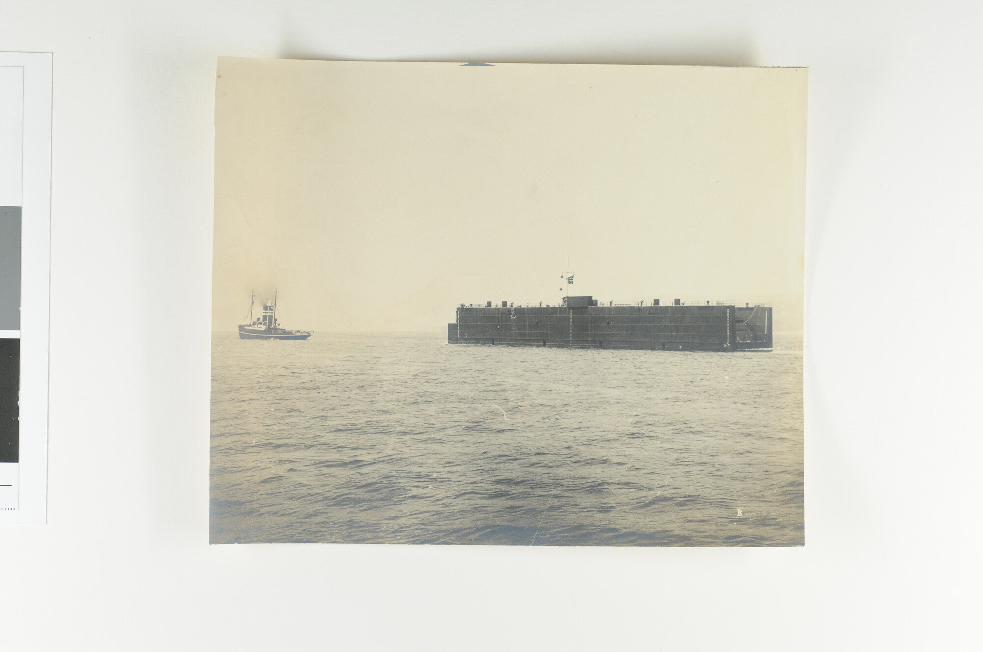 S.5591(12)a; De stoomsleepboot Simson van Gebroeders Zurmühlen op sleep met een drijvend [...]; foto