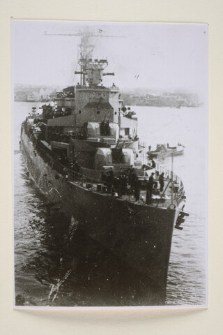 1994.6346; De Hr.Ms. 'Jacob van Heemskerk' na verwijdering van de 3-pootmast en na verwapening in Portsmouth tot luchtverdedigingskruiser (1944), vooraanzicht; foto