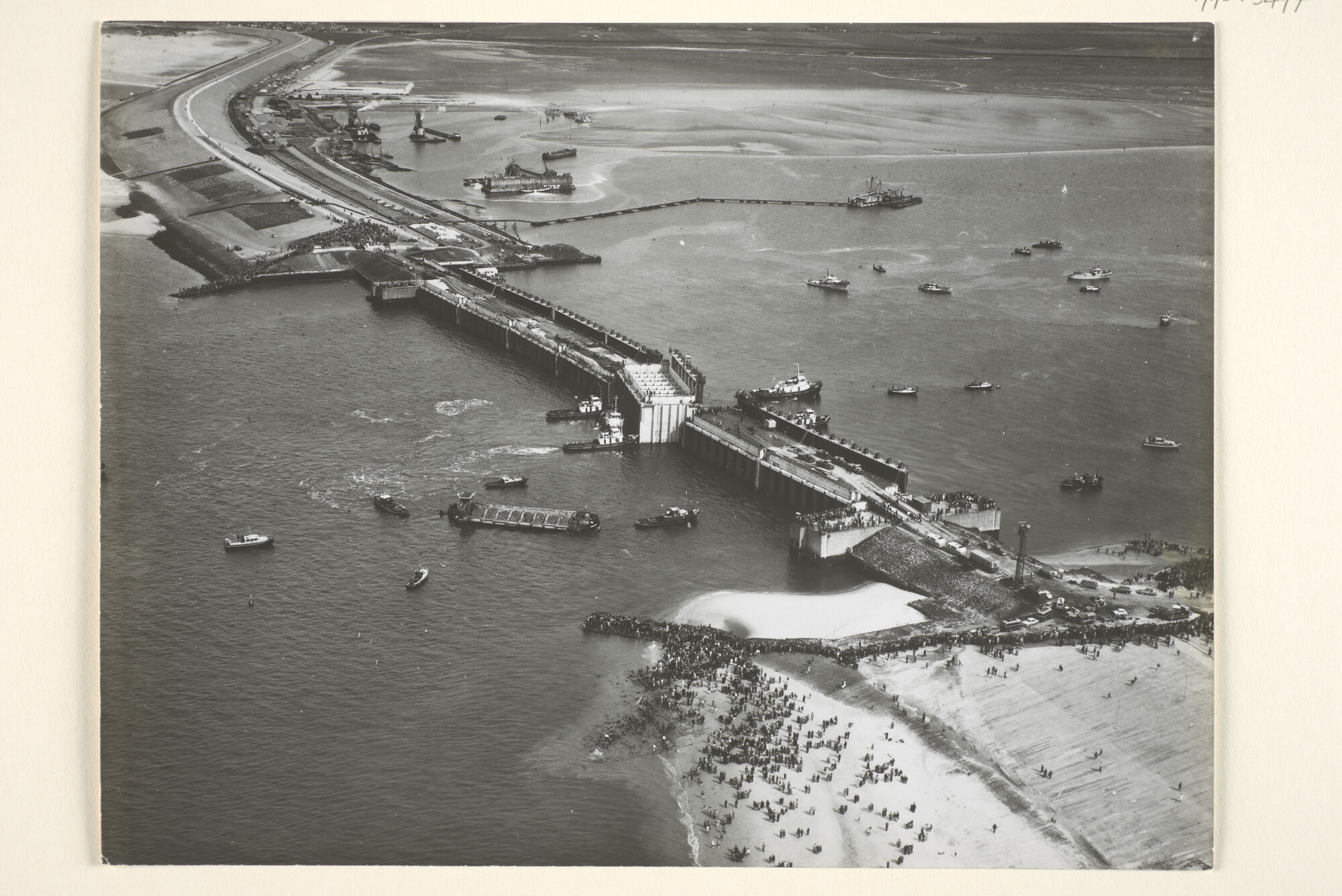 1996.3497; Luchtfotos van de afsluiting van het Veerse Gat in het kader van het Deltaplan [...]; fotoreportage