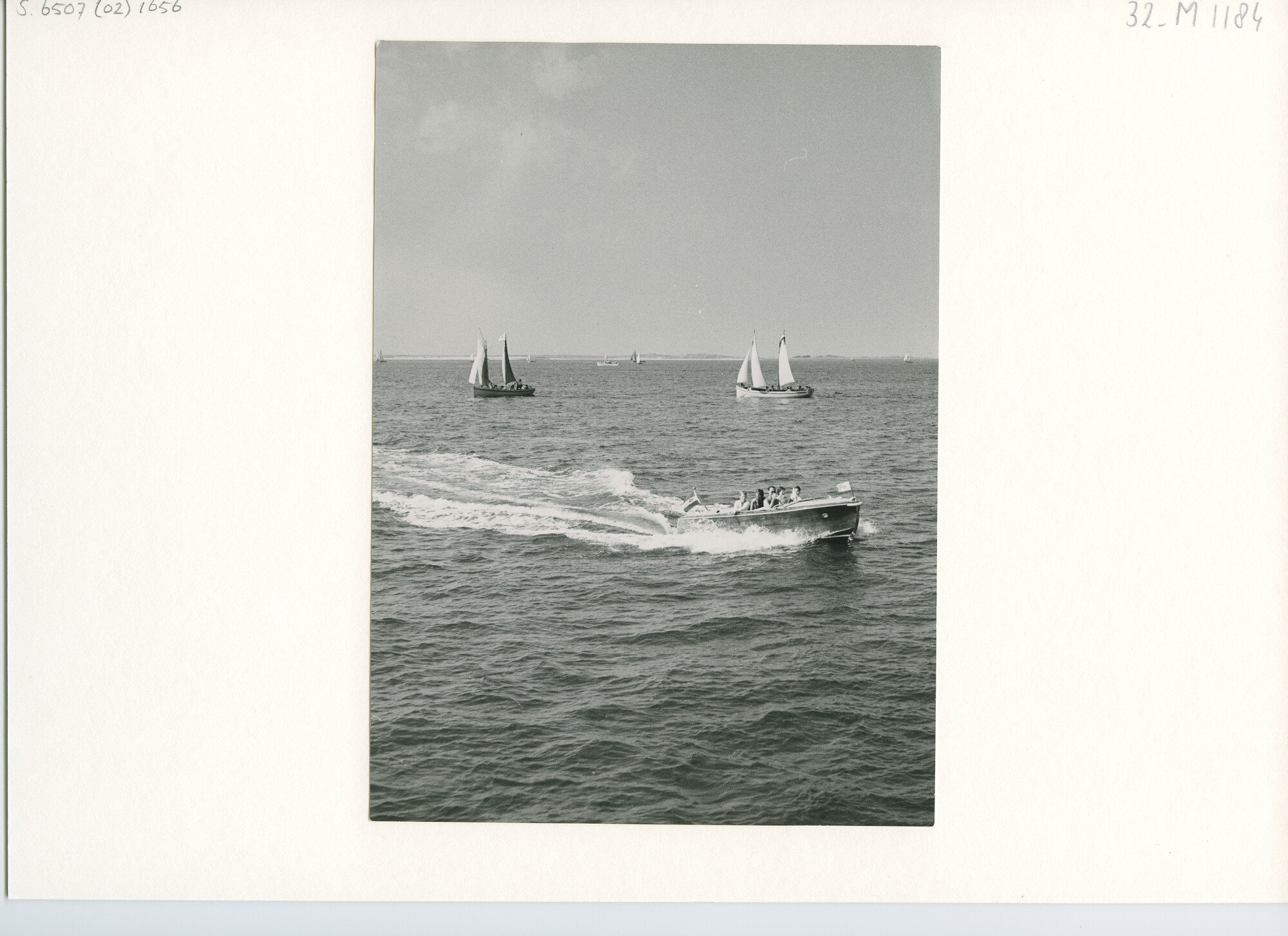 S.6507(02)1656; Zwart-wit foto van een gezelschap waaronder Prins Bernhard in een 'autoboot' tijdens zeilwedstrijden voor Den Helder; foto