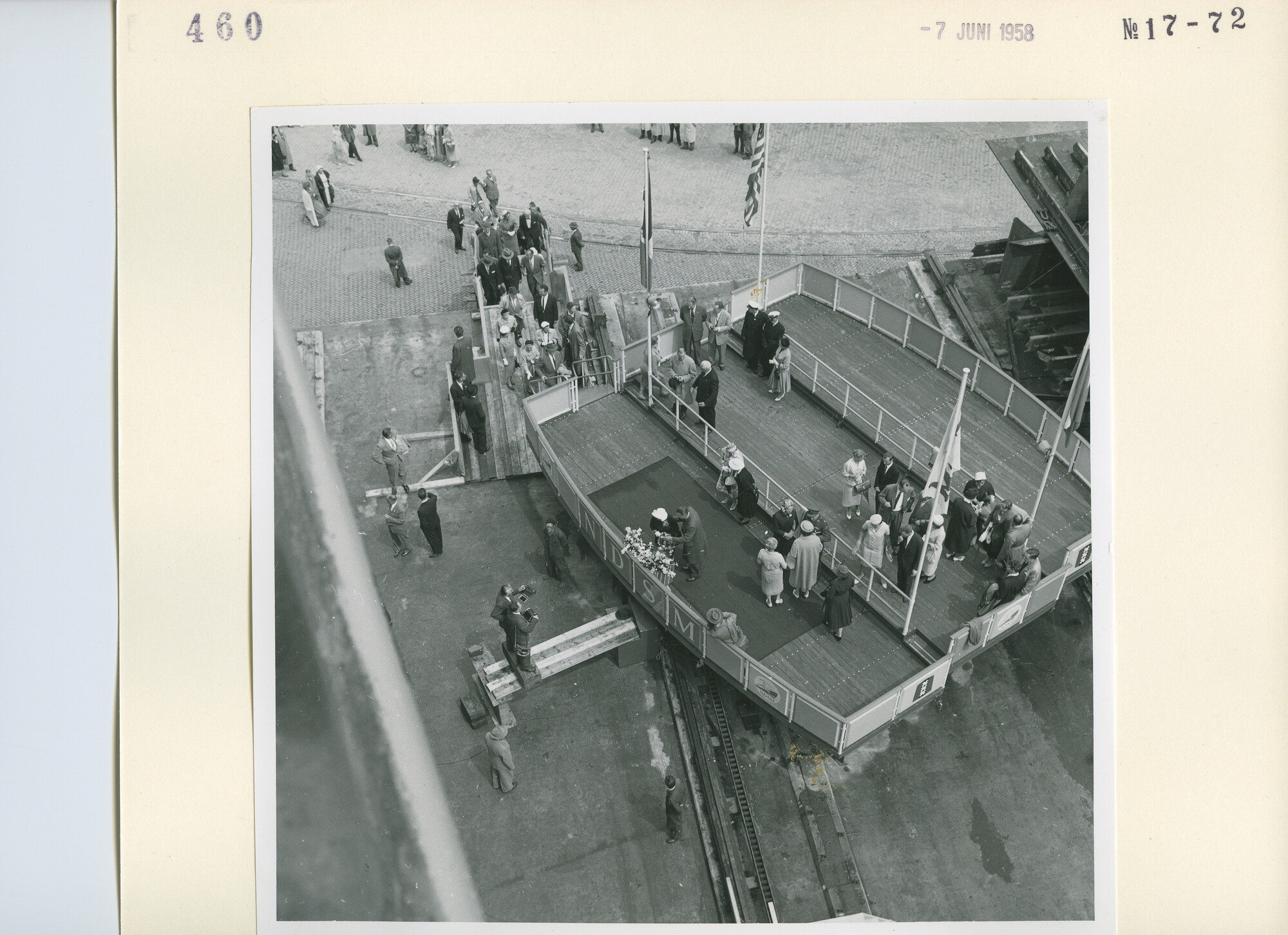 S.5444(3296)03; Foto van de tewaterlating van de tanker ss. Ragusa bij de NDSM; foto