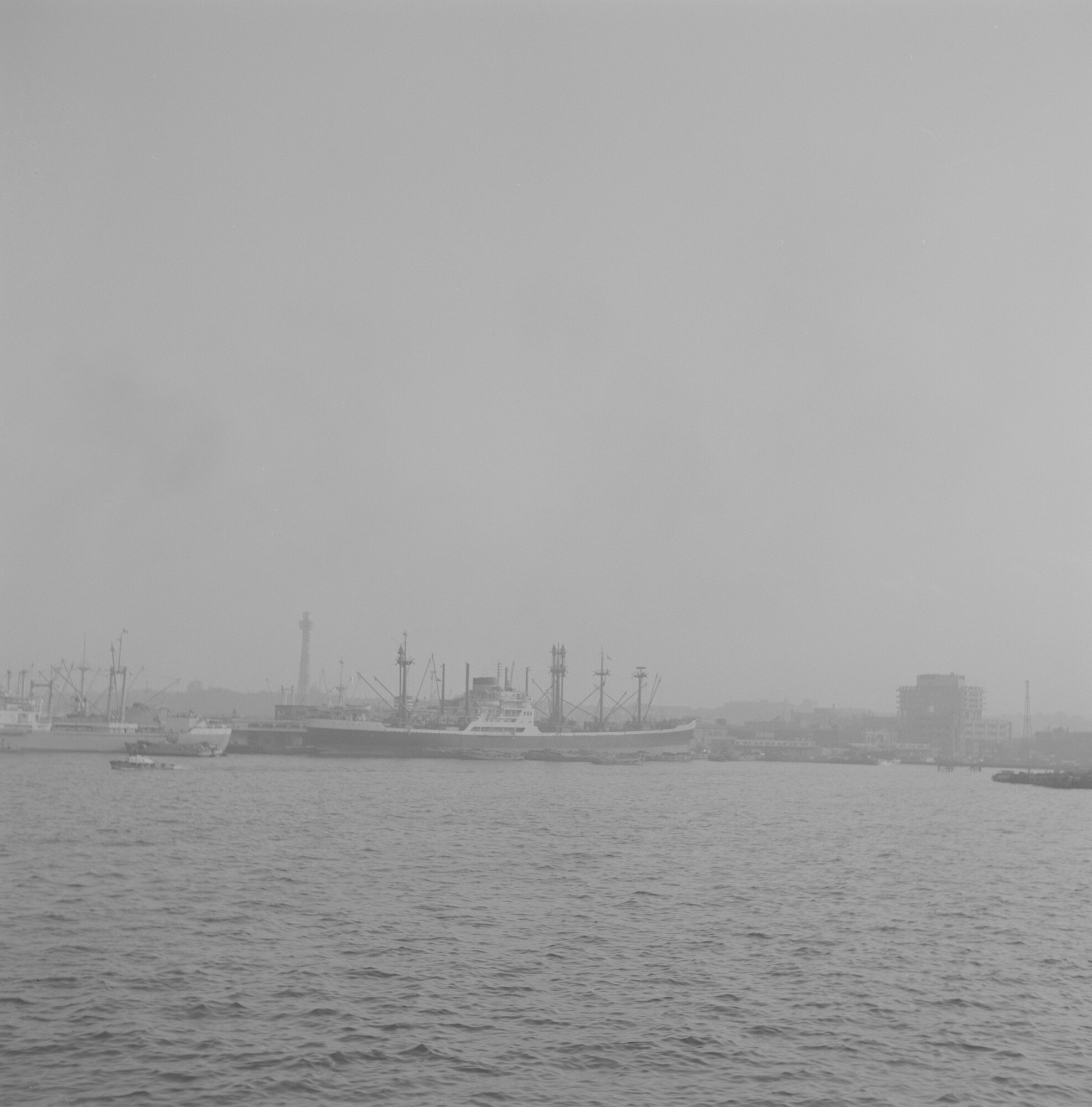 2015.1581; Negatief van ms. Neder Weser in de haven van Yokohama; negatief