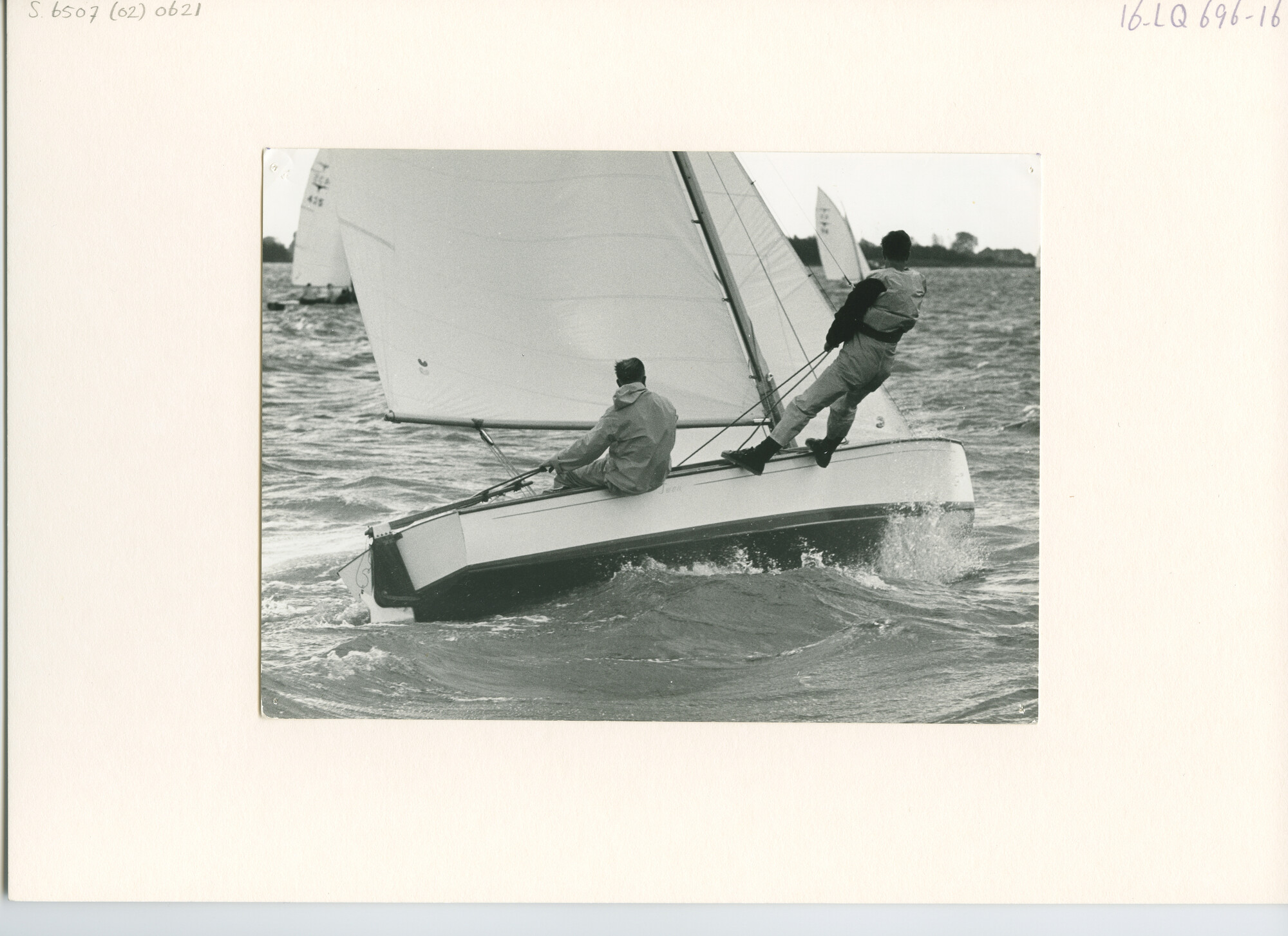 S.6507(02)0621.03; Zwart-wit foto van de Na-Braassem 1963: de Valkenklasse; foto