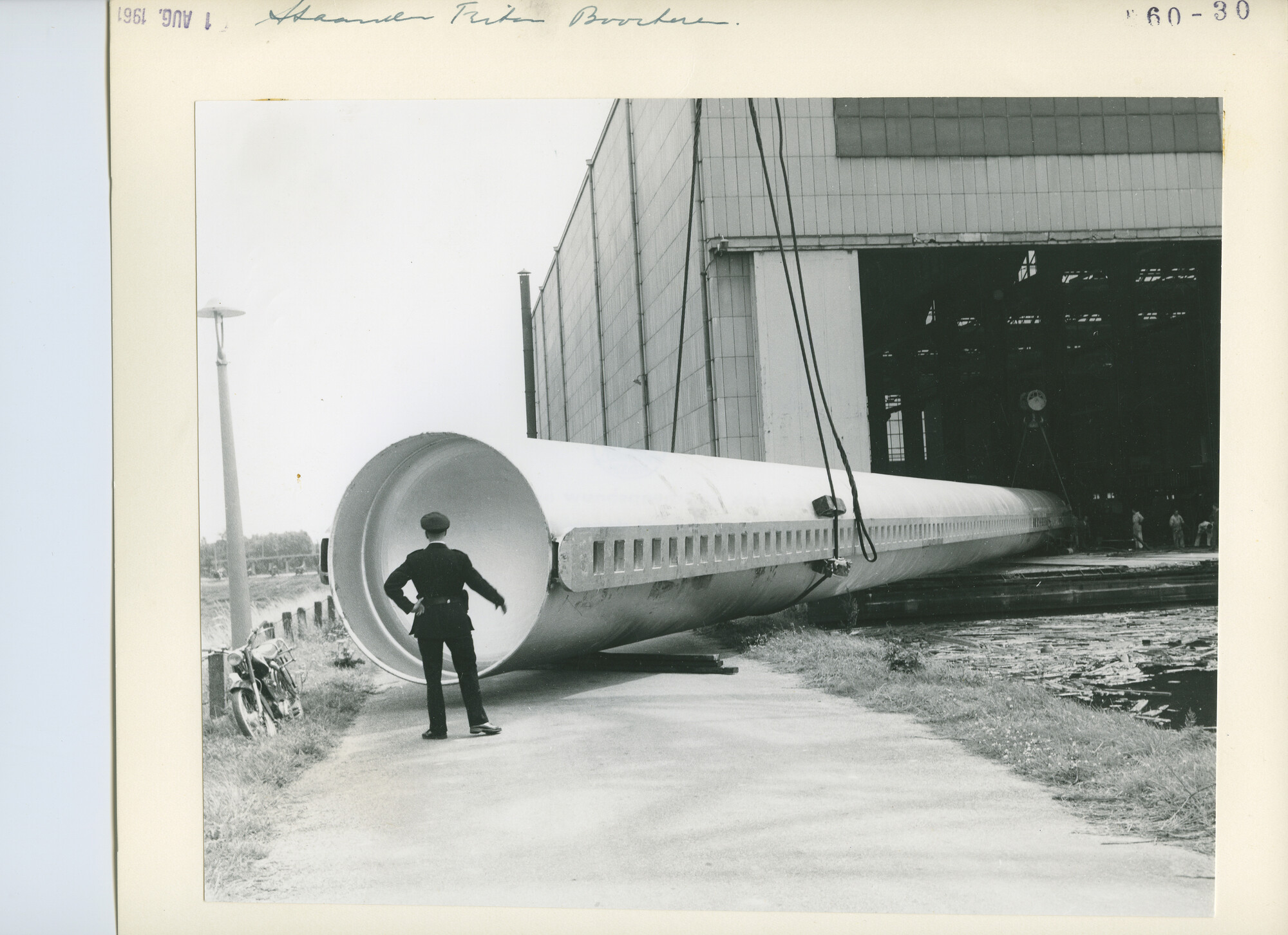 S.5444(03749)03; Foto van het transport van een poot voor het booreiland Triton uit de [...]; foto