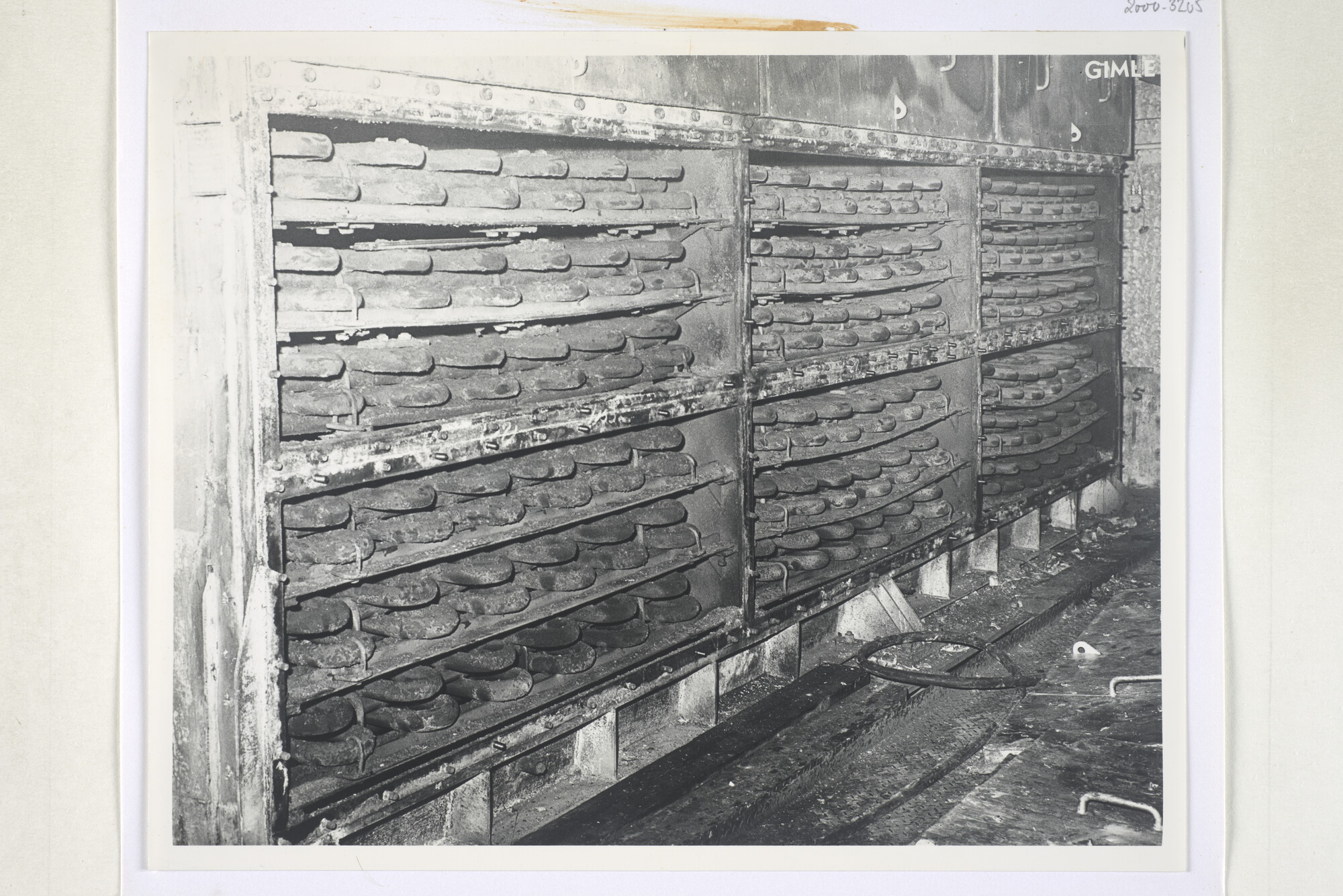 2000.3205; (Schade)fotos van beschadigingen aan de voortstuwingsinstallatie van de [...]; fotoreportage