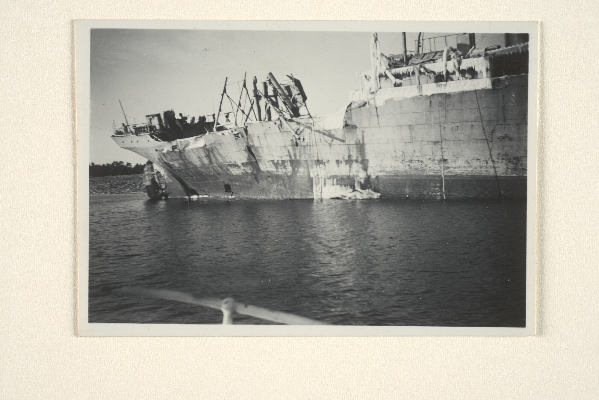 1996.0540; Foto's van het wrak van het vrachtschip ss. 'Trompenberg' van de Stoomboot Maatschappij Hillegersberg [...]; fotoreportage