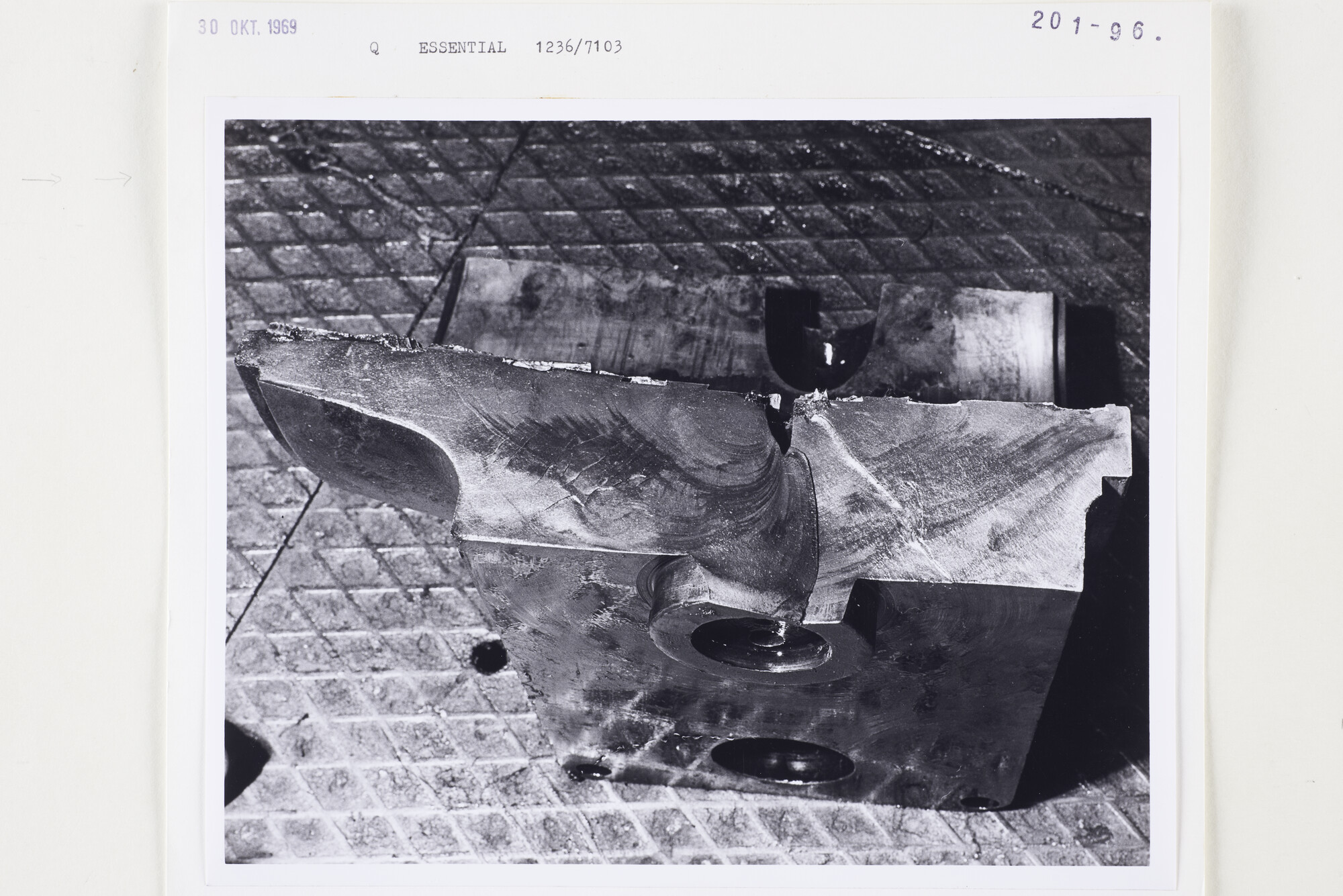 S.5444(5068)04; Foto van schade aan werktuigen in de motorkamer van de Essential; foto
