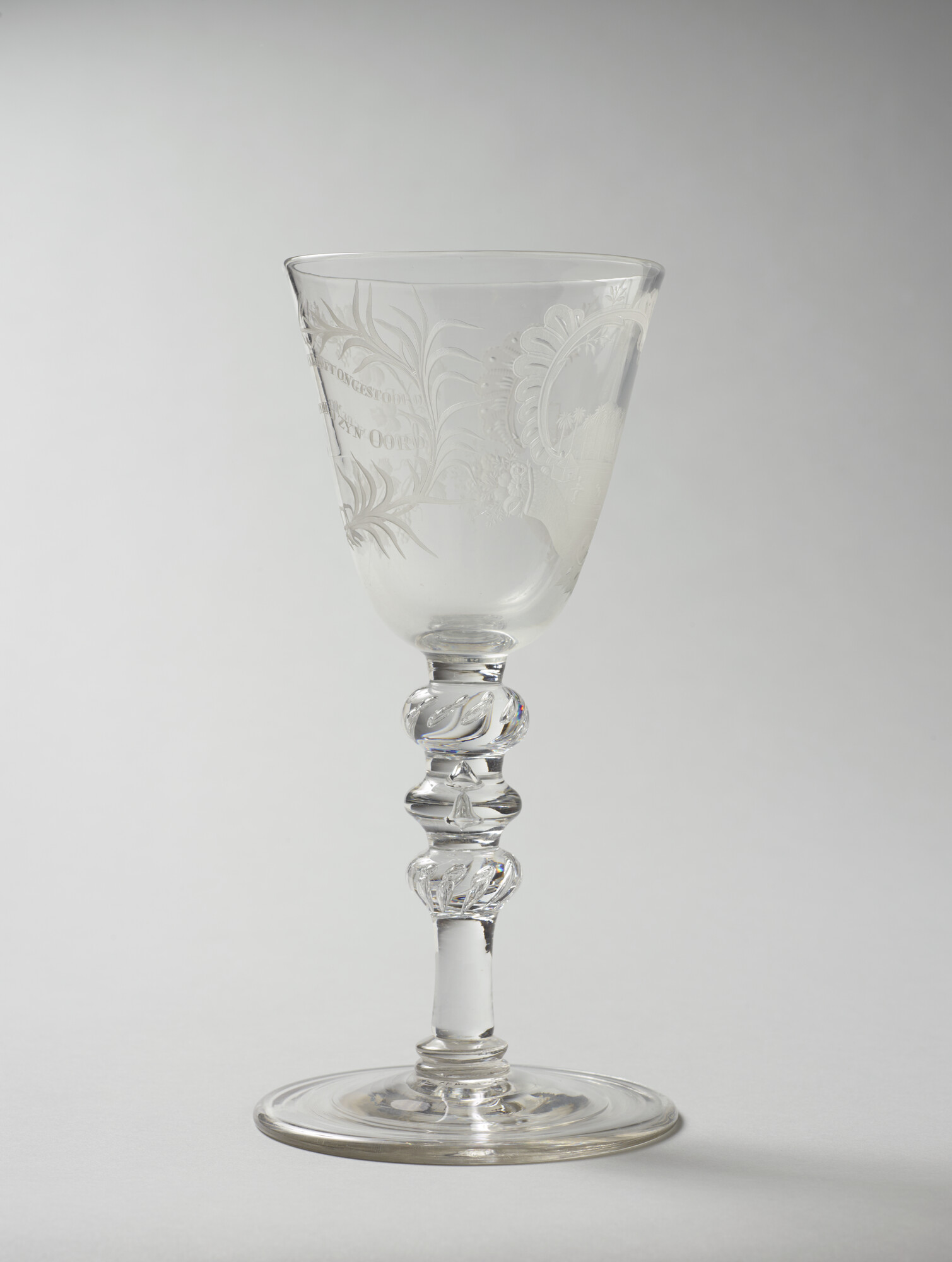 2021.0477; Gelegenheidsglas met een gegraveerde voorstelling van een plantage; gelegenheidsglas