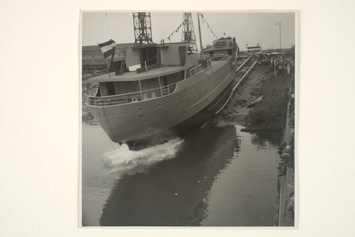 S.5219(12)0083; Foto's van de tewaterlating van de kustvaarder ms. 'Oosterburgh' bij de ASM; fotoreportage