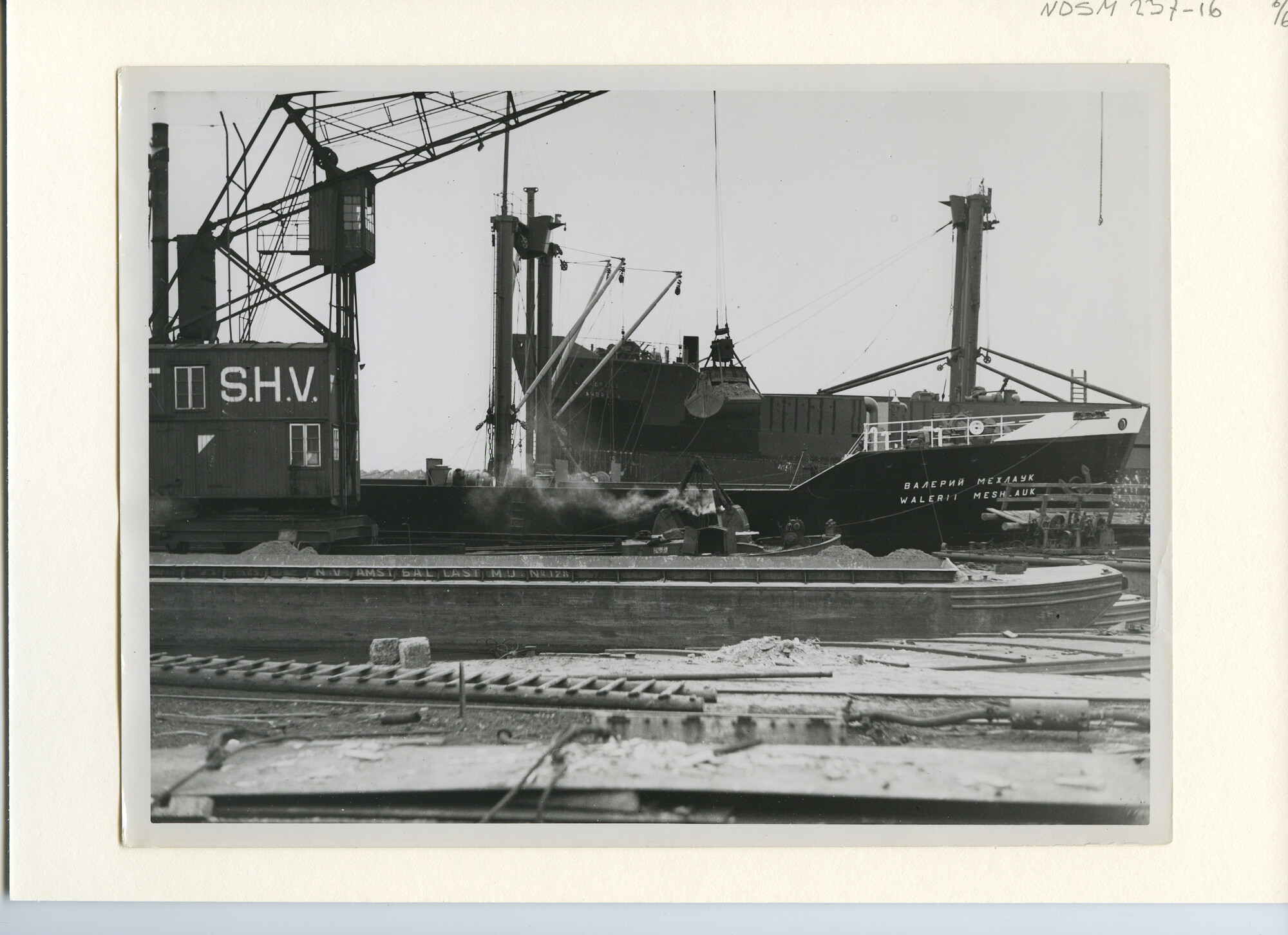 S.5444(1208)30; Foto van het laden van ms. Walerii Meshlauk met zand voor de; foto