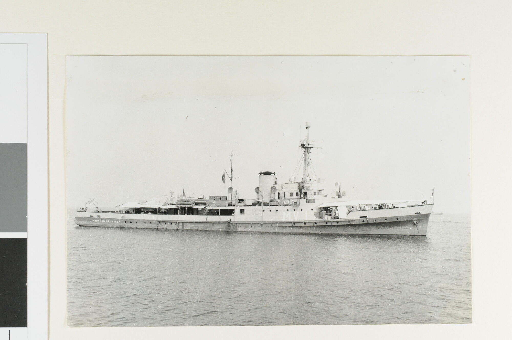 S.3594(05); De mijnenveger Hr.Ms. Abraham Crijnsen (MV 1) liggend voor anker in Indische wateren [...]; foto