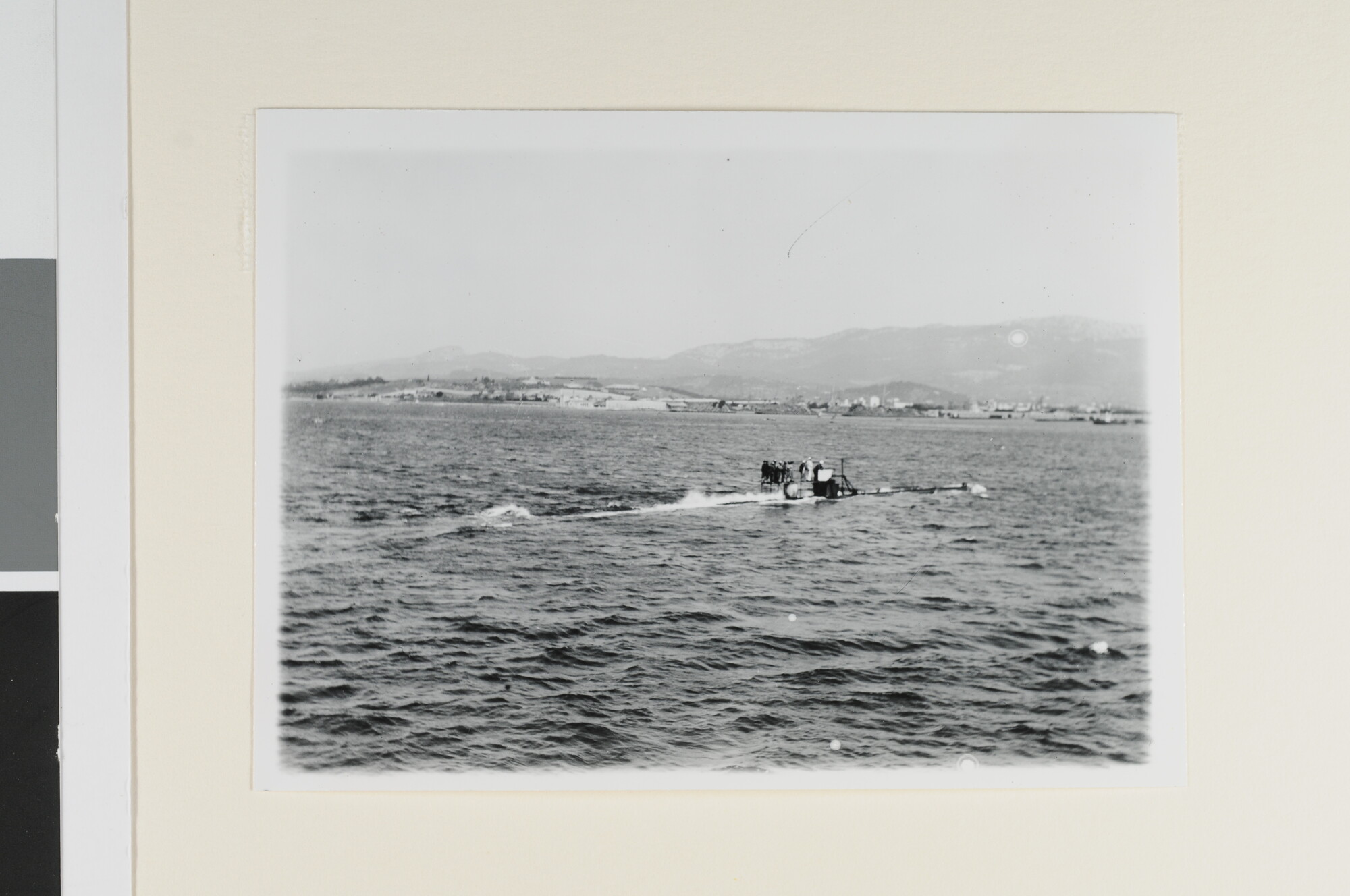 S.3319(046)b; De Franse onderzeeboot 'Gustave Zédé' in de baai van Toulon; foto