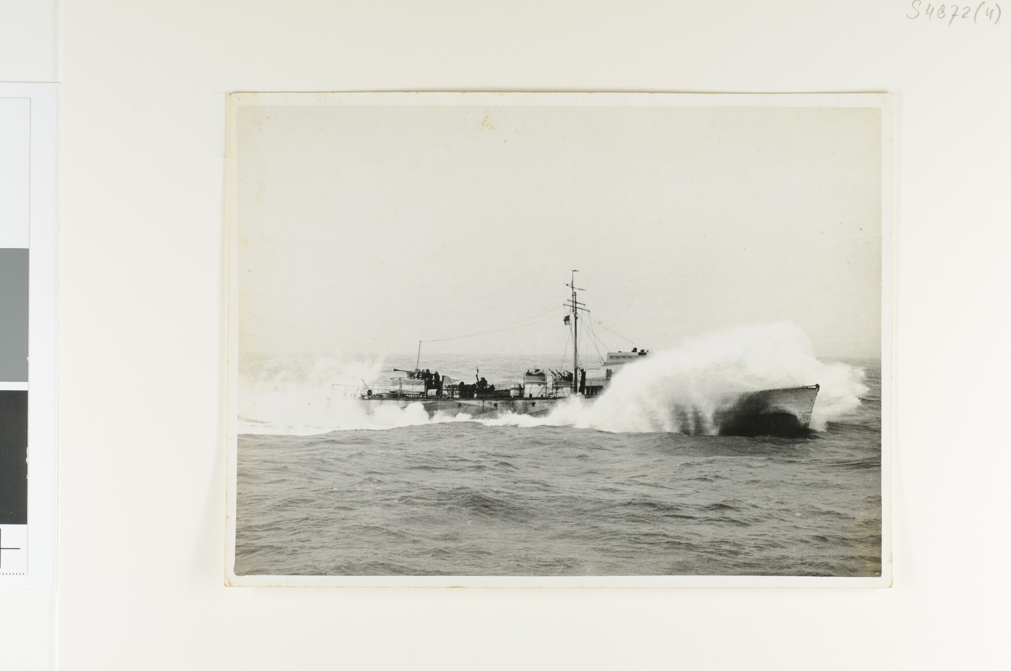 S.4872(04)11; Een Britse kanonneerboot de C-klasse op zee; foto