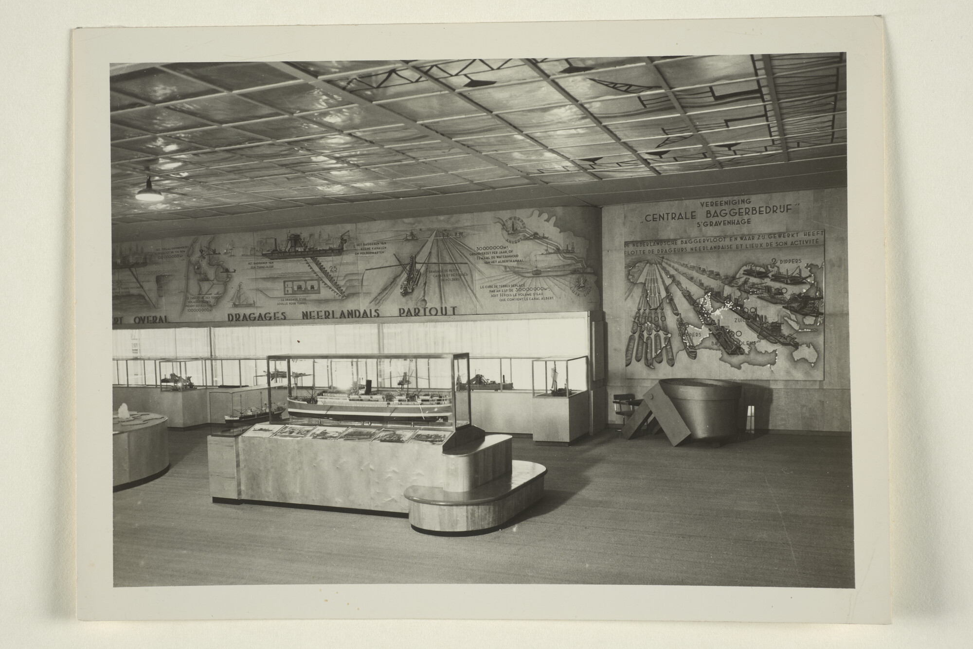 1998.1689; Foto's van de presentatie van de Nederlandse havens in het Paleis van Nederland op de 'Internationale Tentoonstelling' van Luik [...]; fotoreportage