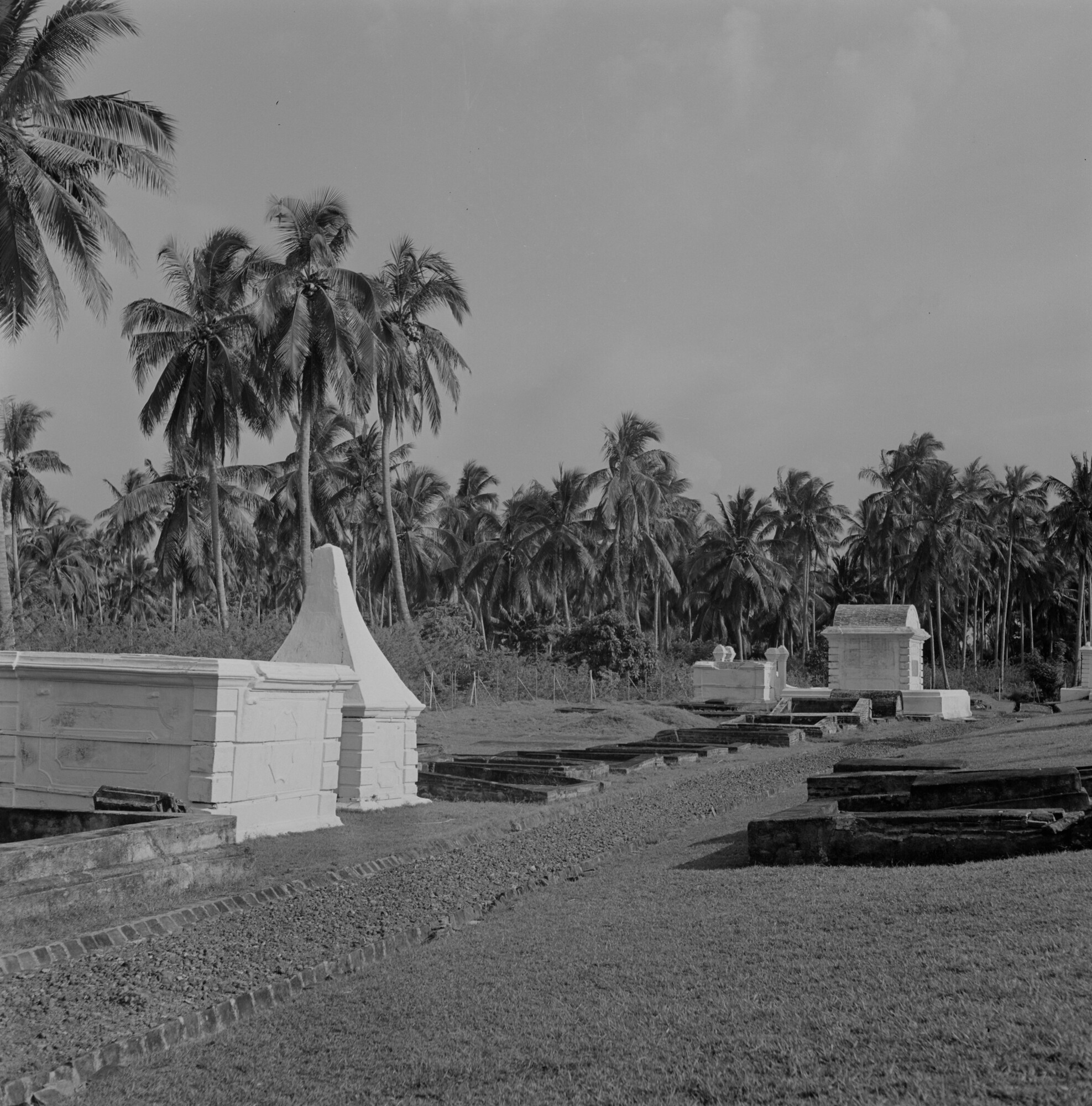 2015.3380; Negatief van de begraafplaats nabij Fort de Kock (Bukittinggi); negatief