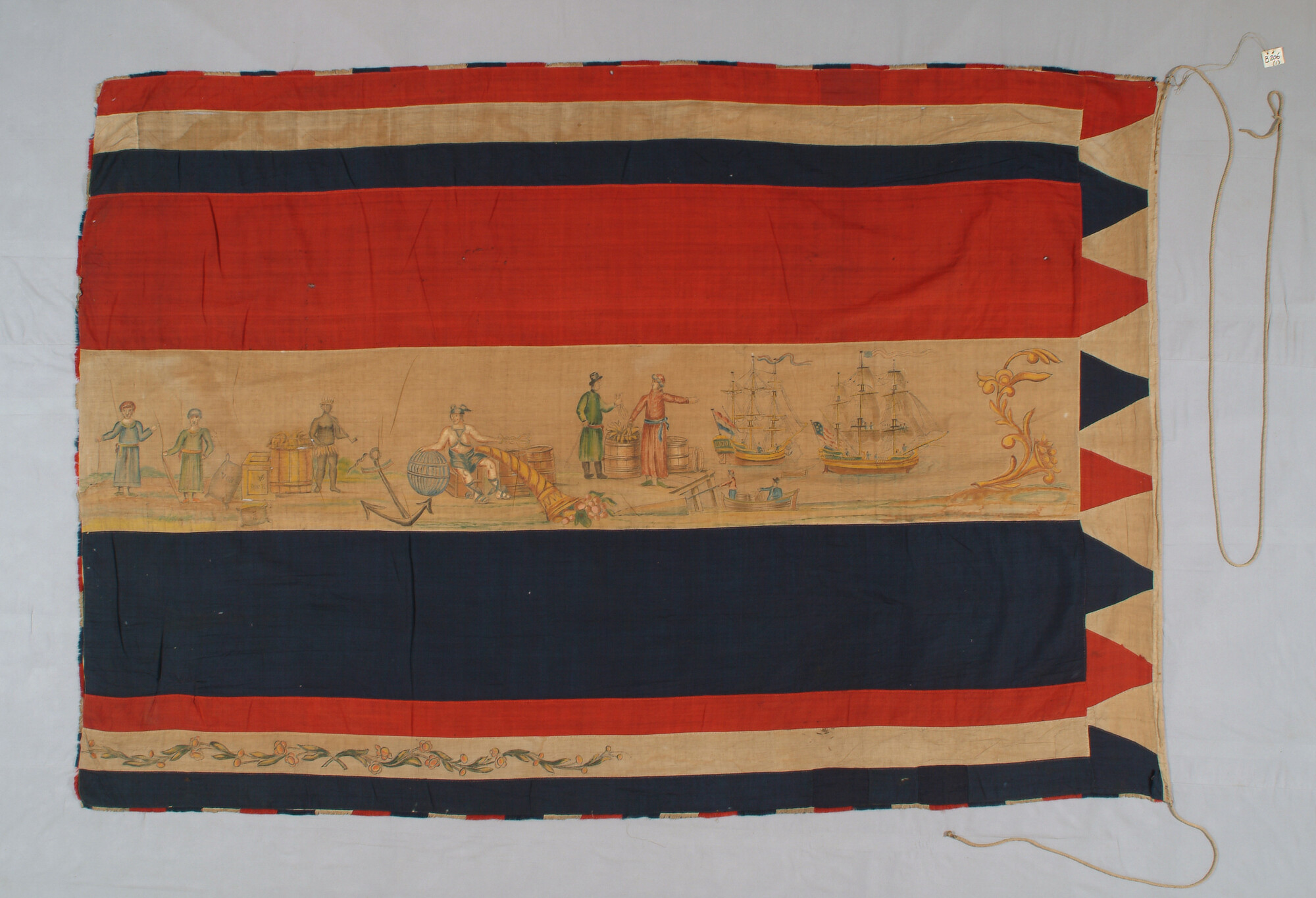 B.0206(01); Feestvlag met zinnebeeldige voorstelling van koophandel; vlag