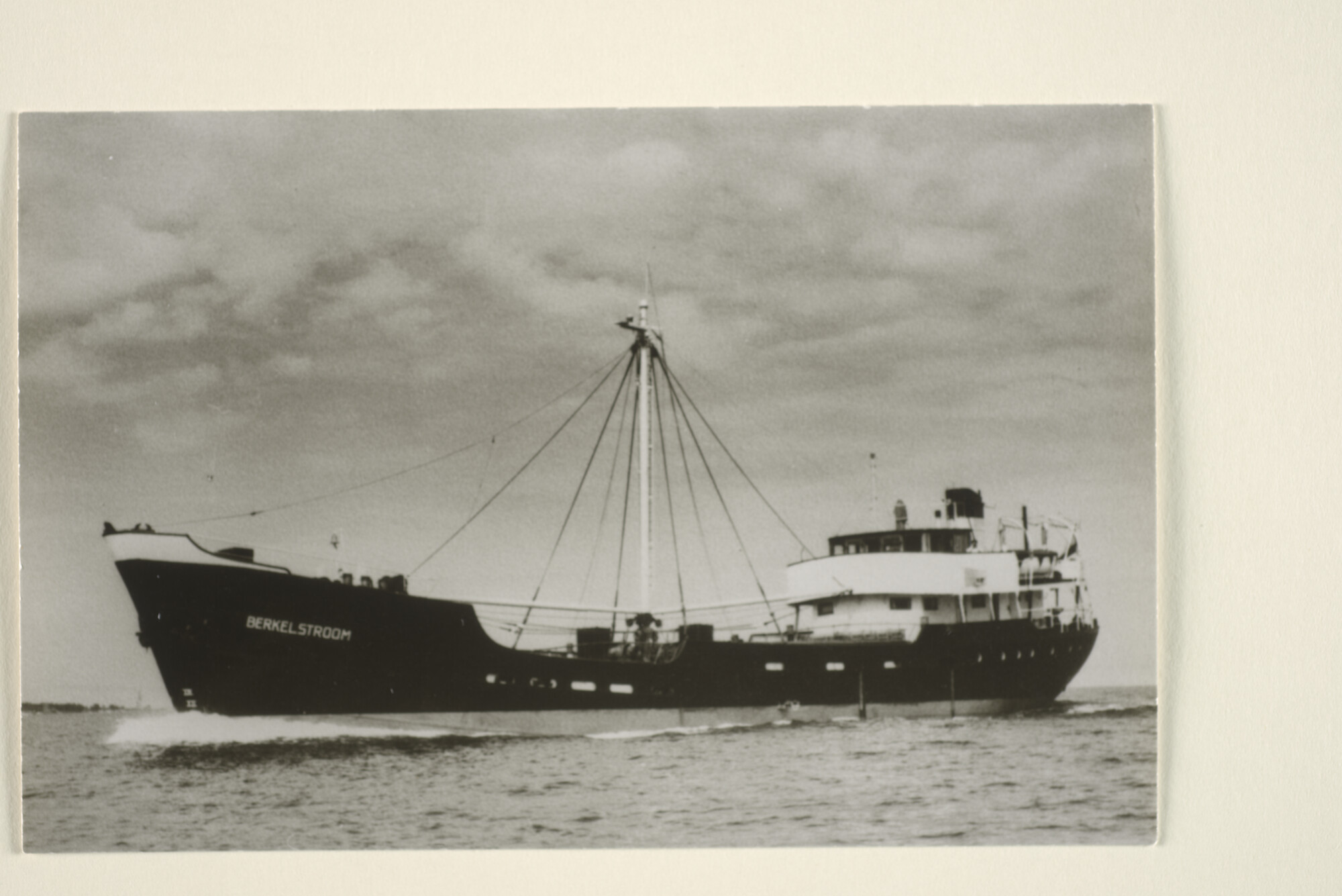 1995.6304; Het vrachtschip ms. Berkelstroom van de Hollandsche Stoomboot Maatschappij [...]; foto