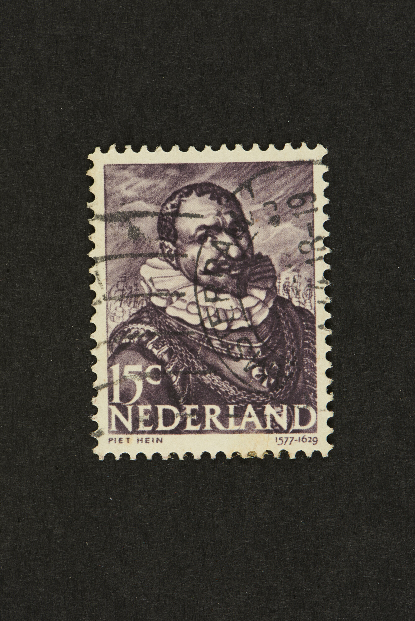 2014.0303; Postzegel van 15 cent uit de Zeehelden-serie van 1943-1944: P.P. Hein; postzegel