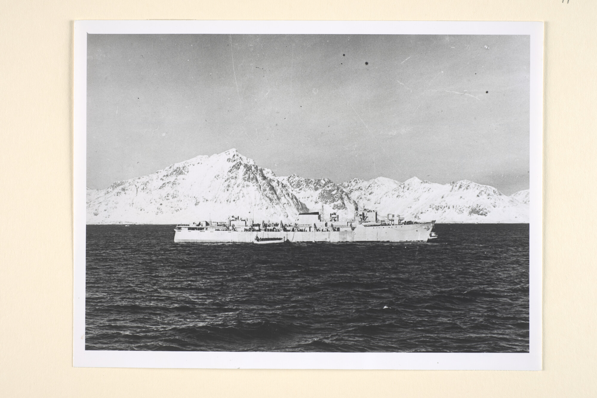 1996.0688; De tot Landing Ship Infantry (Medium) omgebouwde veerboot 'Koningin Emma' van de Stoomvaart Maatschappij Zeeland [...]; foto