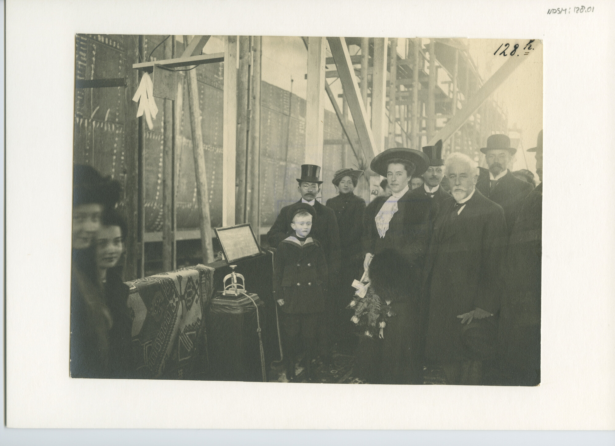 S.5444(0378)4; Foto van de tewaterlating van het vrachtschip ss. Rotti ; foto