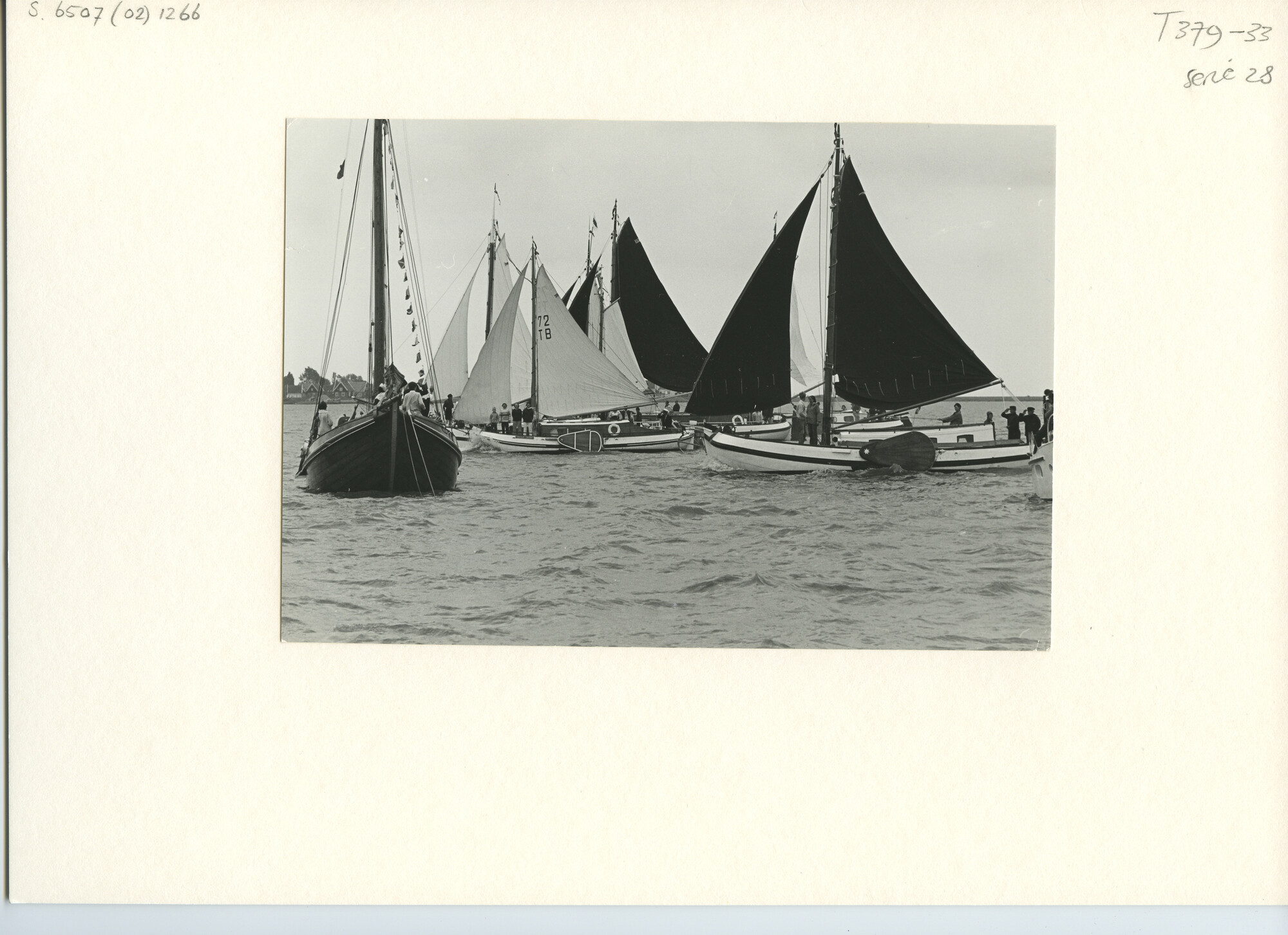 S.6507(02)1266.02; Zwart-wit foto van de reunie ronde en platbodemjachten te Monnickendam; foto