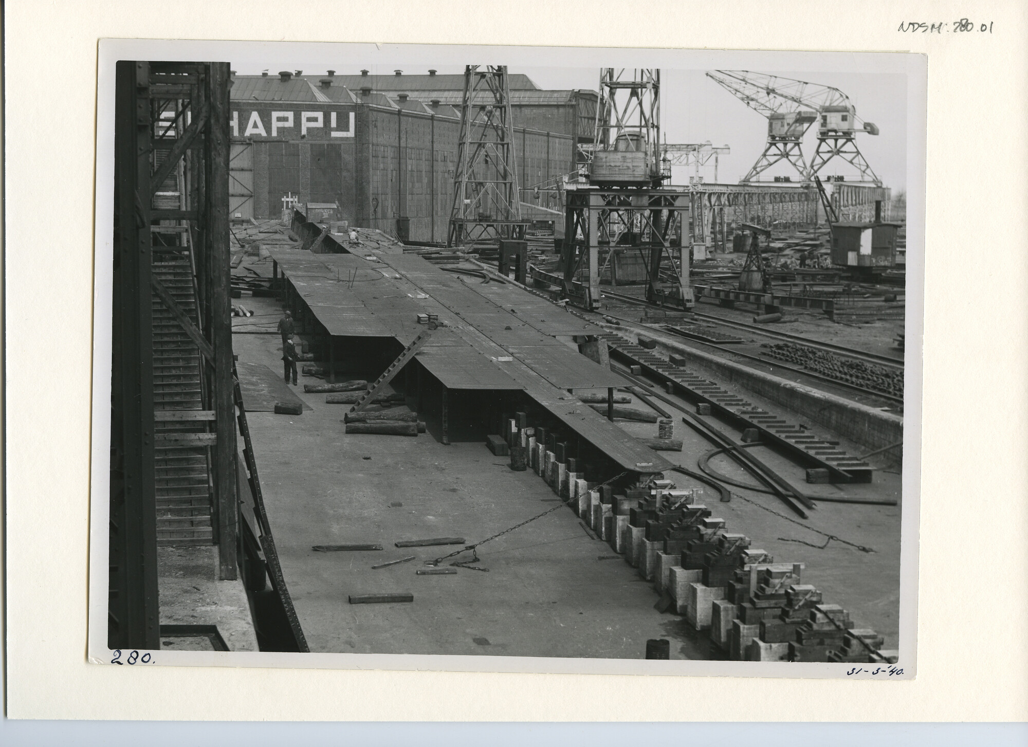 S.5444(1573); Foto van het vrachtschip ms. Amerskerk in aanbouw bij de NSM; foto