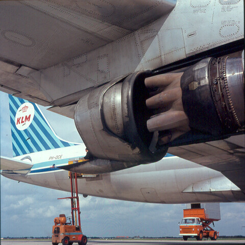 S.9100(0230); Motorgondel en staartstuk van vliegtuig type DC 8; diapositief