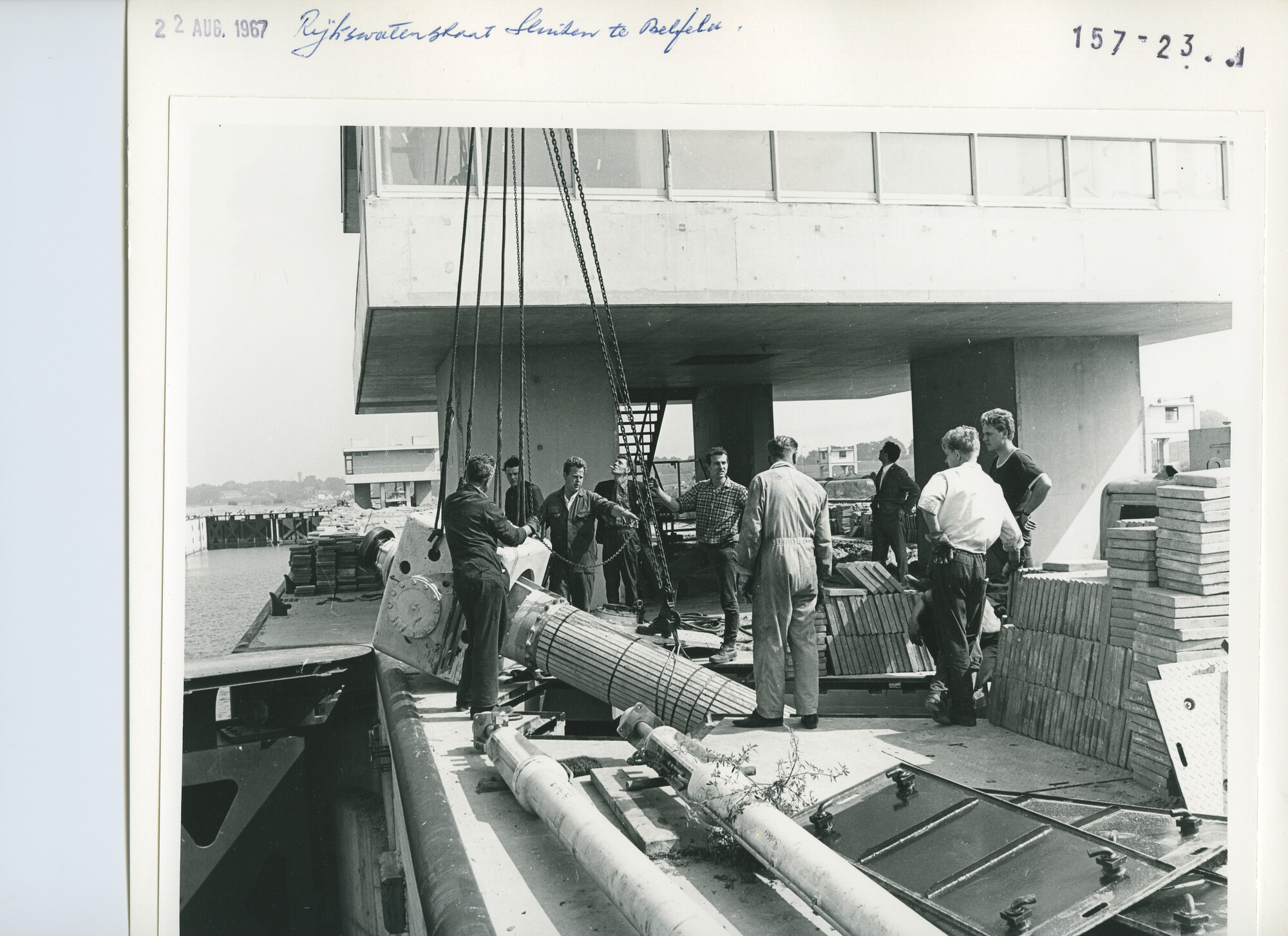 S.5444(4775)06; Foto van de installatie van de hydraulische deurbeweging voor de sluizen bij Belfeld; foto