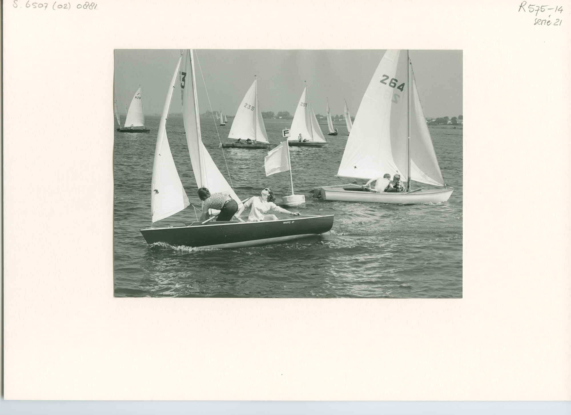S.6507(02)0881.01; Zwart-wit foto van de Jeugdklasse op het Spaarne en op het Sneekermeer; foto