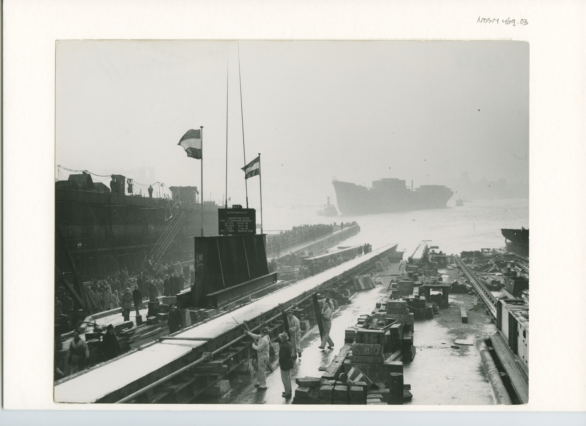 S.5444(2630); Foto van de kiellegging van de tanker ms. Keizerswaard van de NV Vereenigde Nederlandse Tankvaart Rederij bij de NDSM; foto