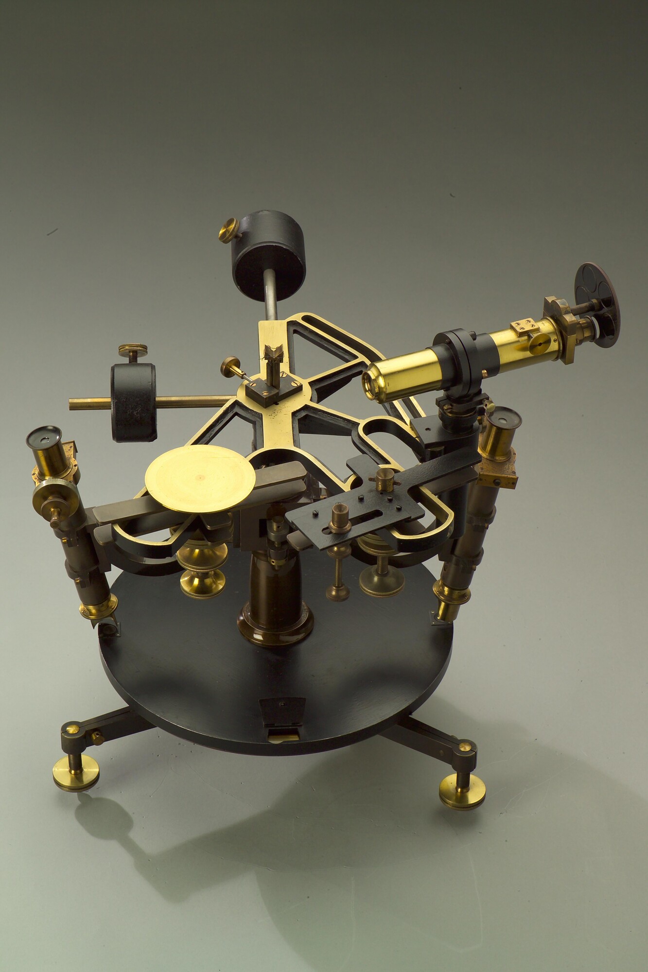 RB.0748(25); Collimator voor de keur van sextanten, met bijbehorende tafel; collimator