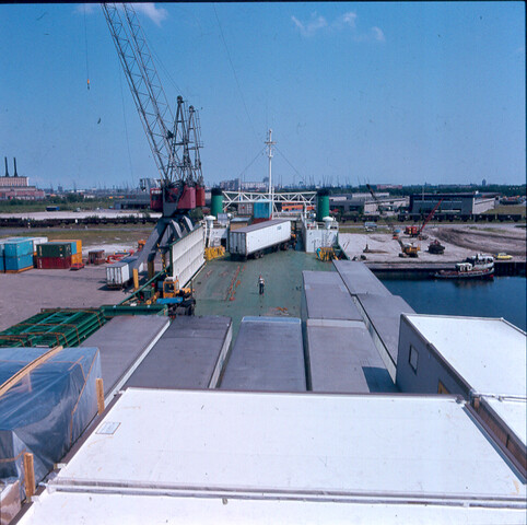 S.9100(8864); Dia van het Ro-Ro schip 'Abha' uit Willemstad (Nederlandse Antillen); diapositief